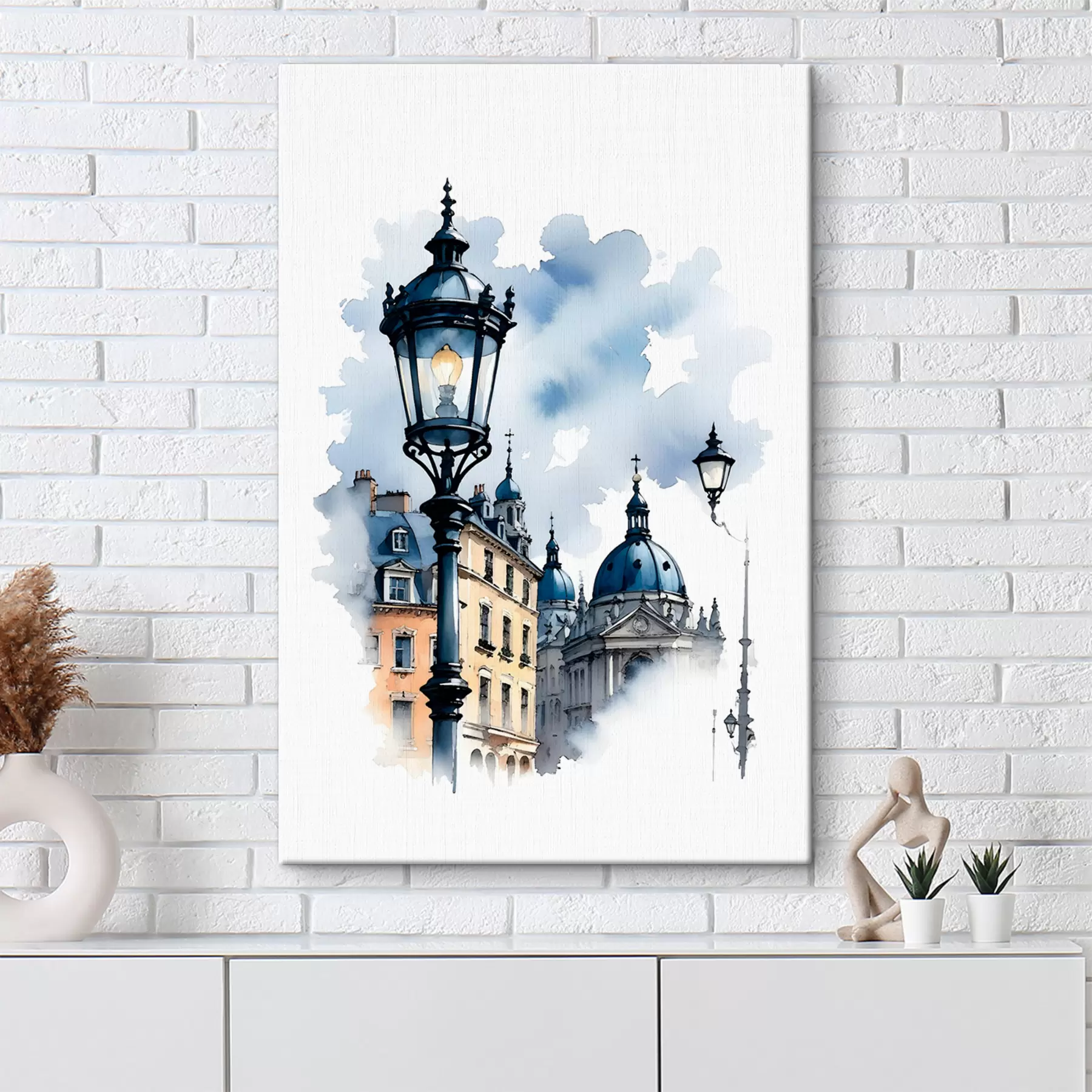 fototapet O lampă de stradă ornamentată cu o clădire în formă de cupolă într-o zi noroasă s38364