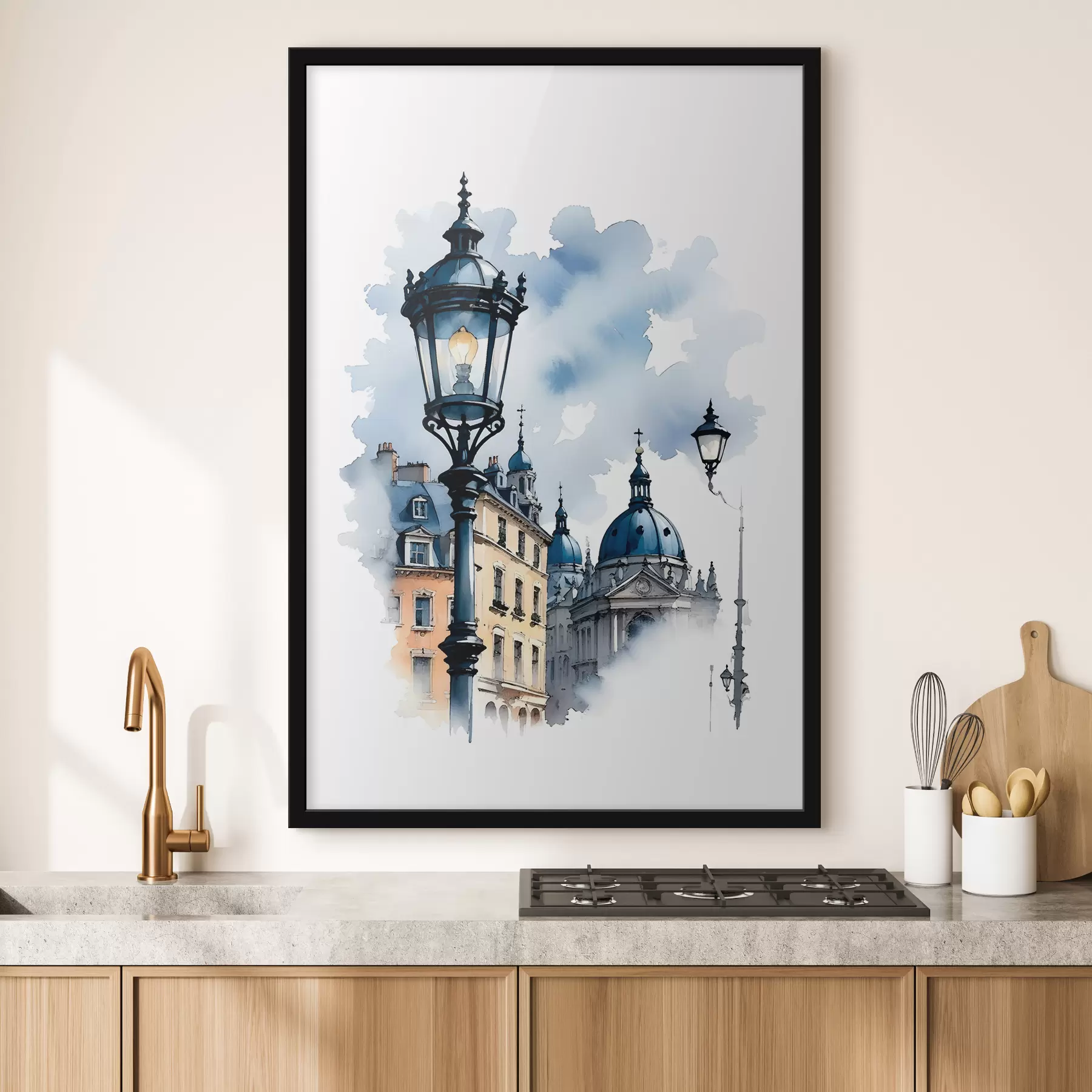 fototapet O lampă de stradă ornamentată cu o clădire în formă de cupolă într-o zi noroasă f38364