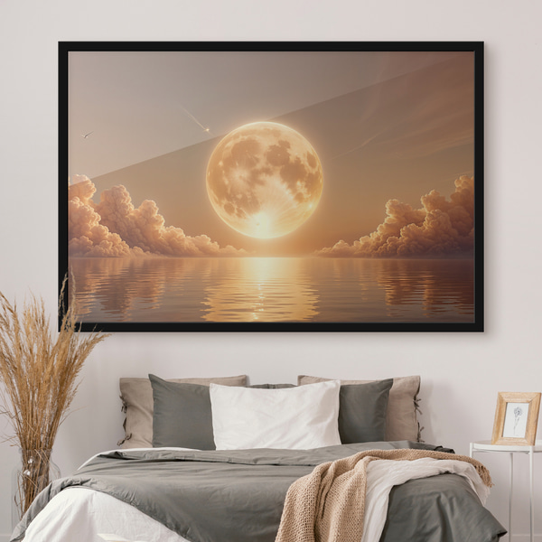 O lună plină mare și strălucitoare răsărind peste un ocean calm și reflectorizant la apus