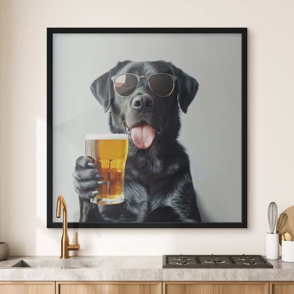 Portret al unui labrador negru care poartă ochelari de soare și ține o halbă de bere, privind direct la cameră