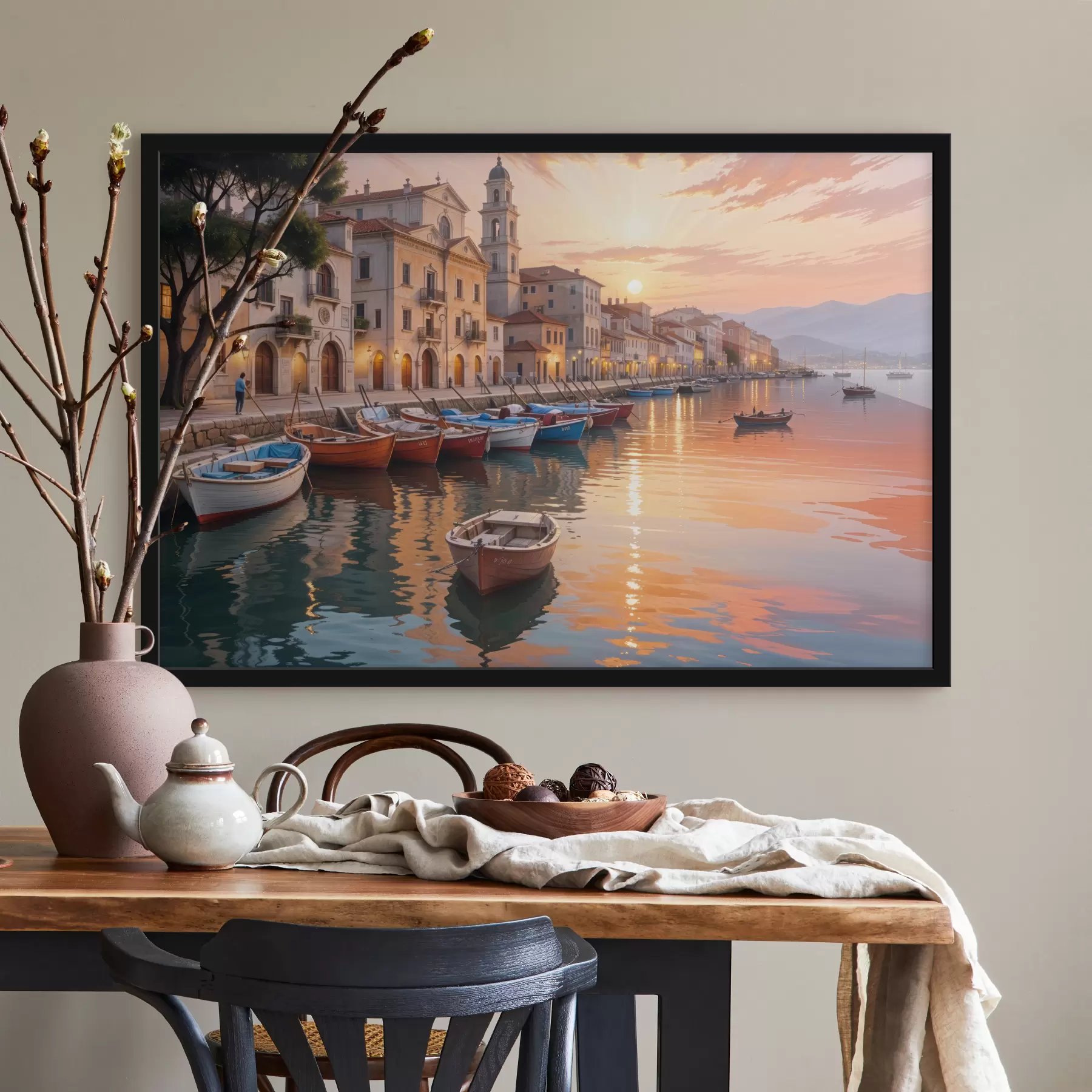 fototapet Oraș italian de coastă la apus, cu clădiri colorate pe malul mării și bărci plutind în apele calme f40150