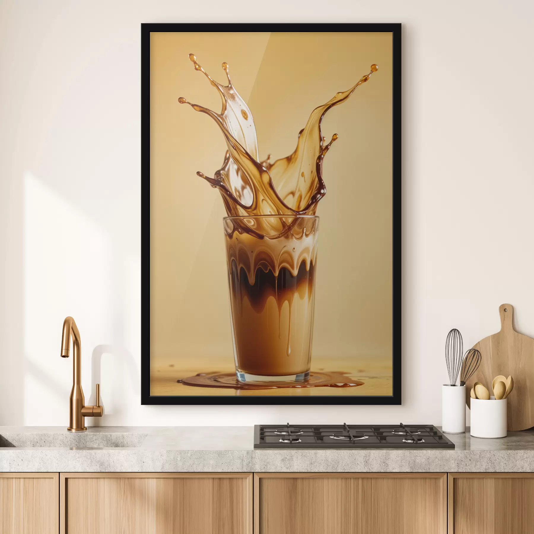 fototapet Un pahar umplut cu cafea cu un efect dramatic de stropire, creând o imagine abstractă și dinamică f40165