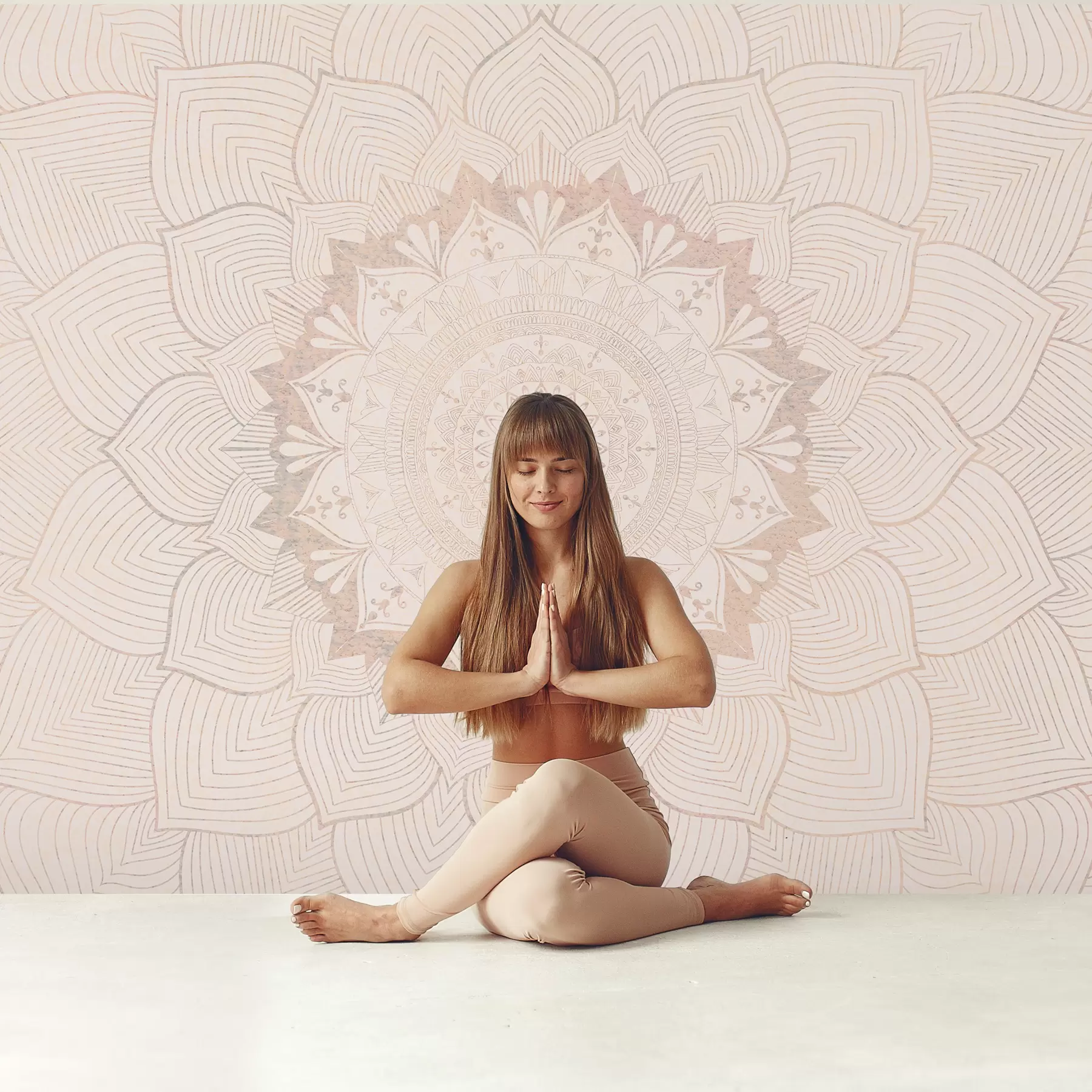 fototapet Mandala rotundă, tapet pentru spațiul de yoga sau pentru a armoniza spațiul personal. Mandala de perete în culori pastelate calde pe un fundal neregulat texturat w01088