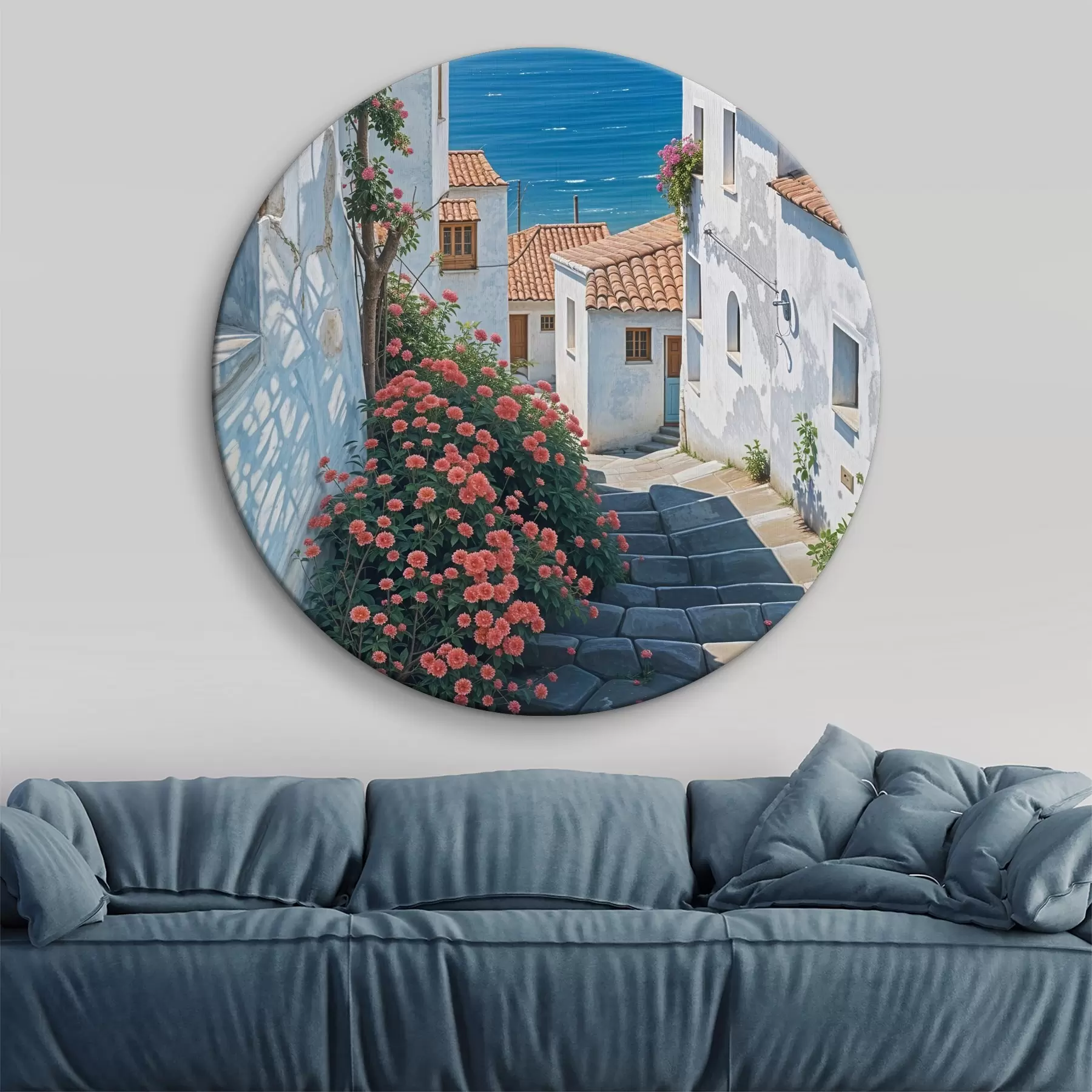 Tablouri O stradă îngustă dintr-un oraș de coastă, cu clădiri albe, acoperișuri din țiglă roșie și flori roz vibrant r39532