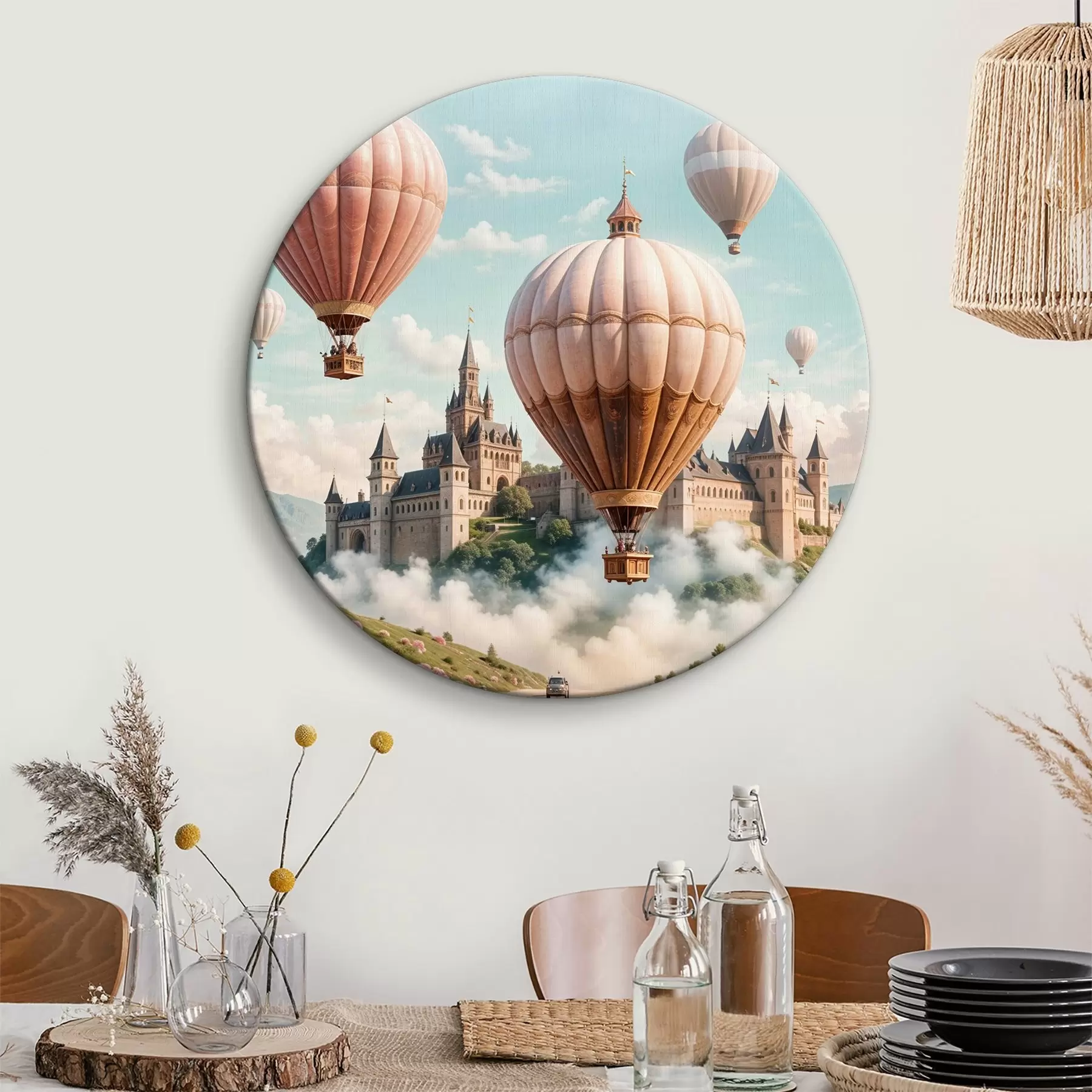 Tablouri Un castel fantastic înconjurat de baloane cu aer cald roz care plutesc pe un cer înnorat deasupra unui peisaj luxuriant, verde r39387