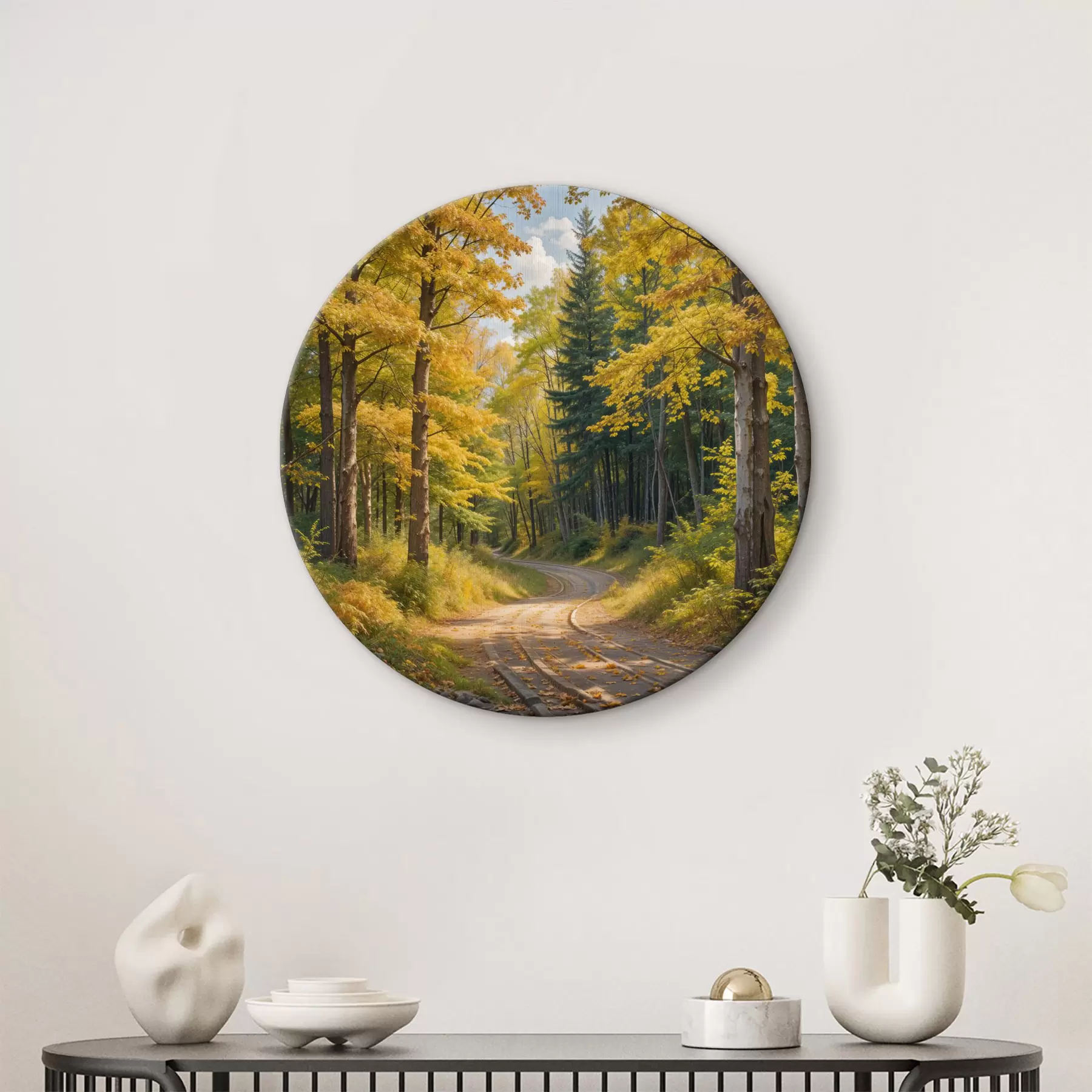 Tablouri Un drum de pământ care șerpuiește printr-o pădure toamna, cu copaci înalți pe ambele părți r40031