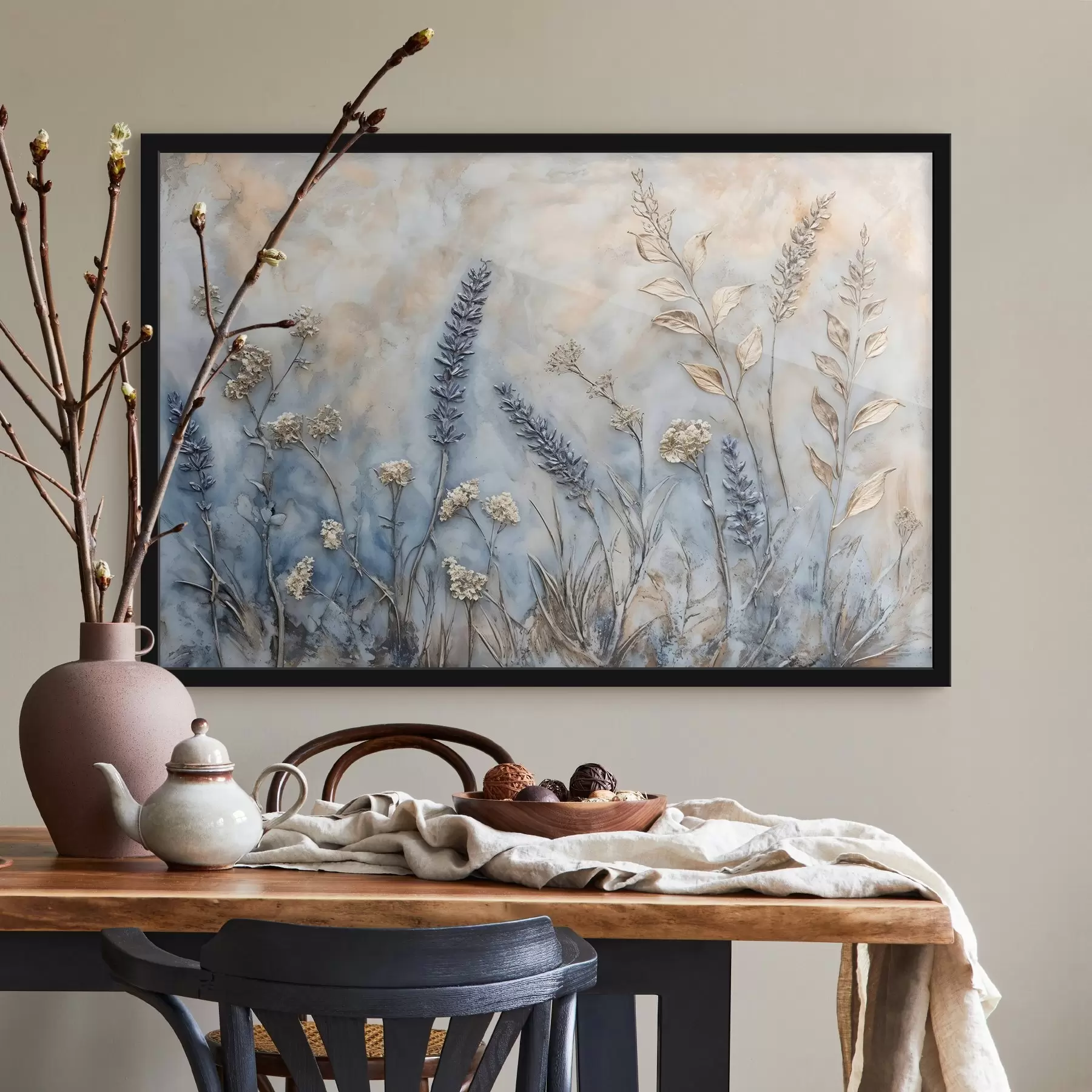 fototapet Un câmp de diverse flori sălbatice și plante în nuanțe de albastru, alb și bej pe un fundal moale, cețos f42214