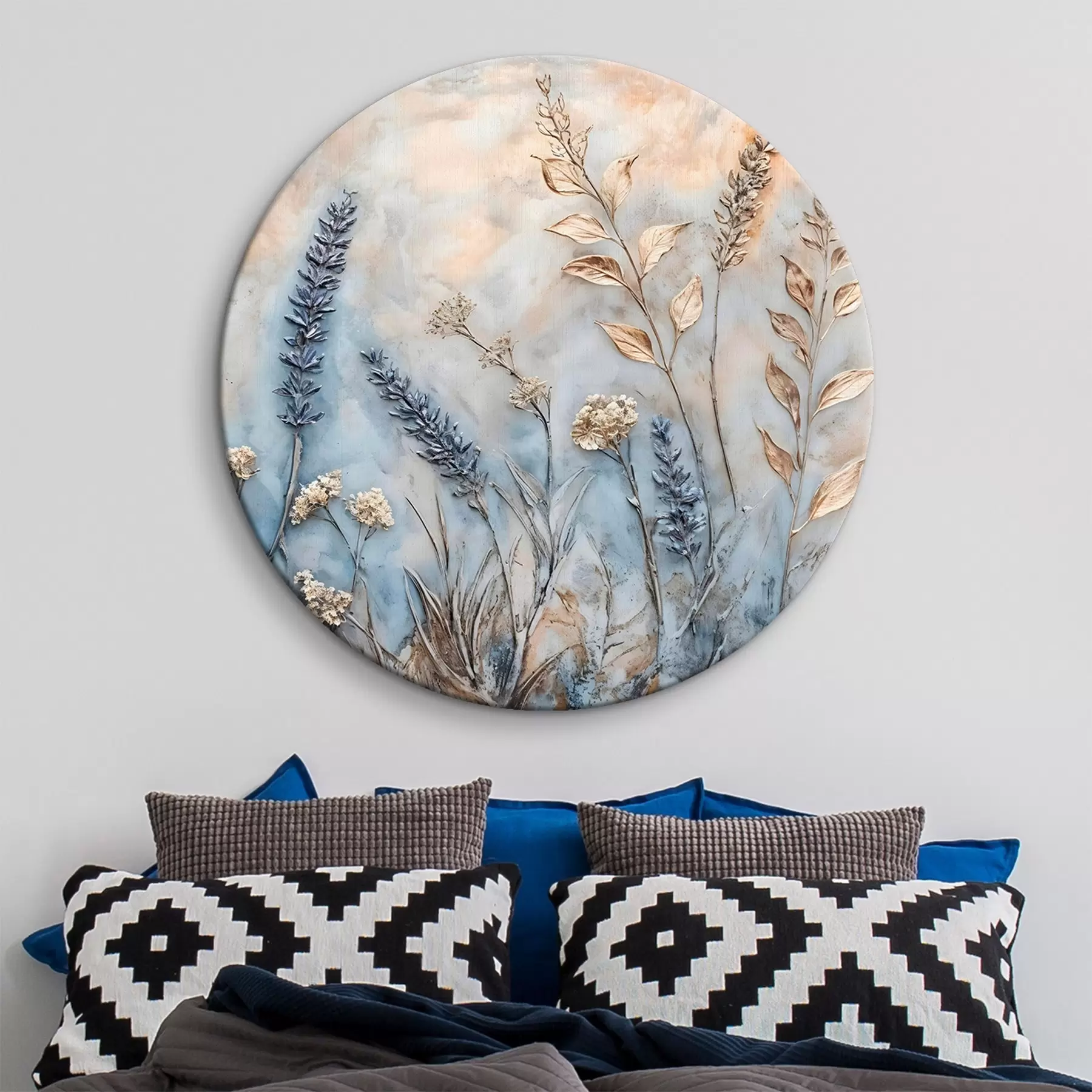 Tablouri Un câmp de diverse flori sălbatice și plante în nuanțe de albastru, alb și bej pe un fundal moale, cețos r42214