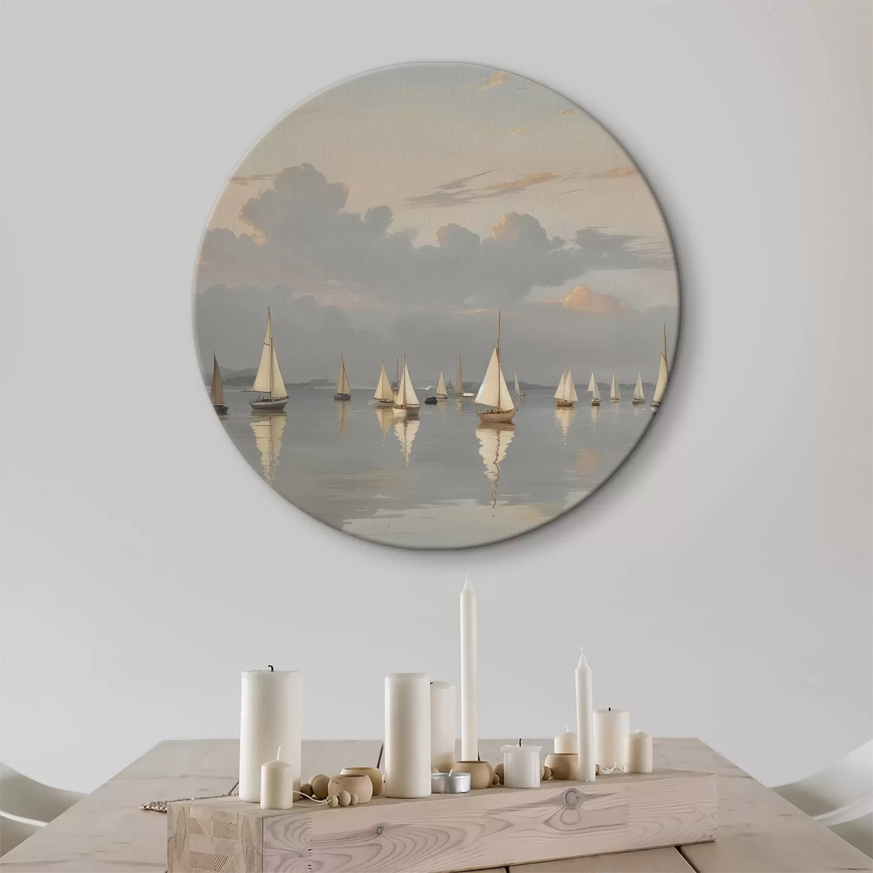 Tablouri O flotă de bărci cu pânze albe pe un corp de apă calm, reflectând la apus de soare, cu un cer noros în fundal r40615