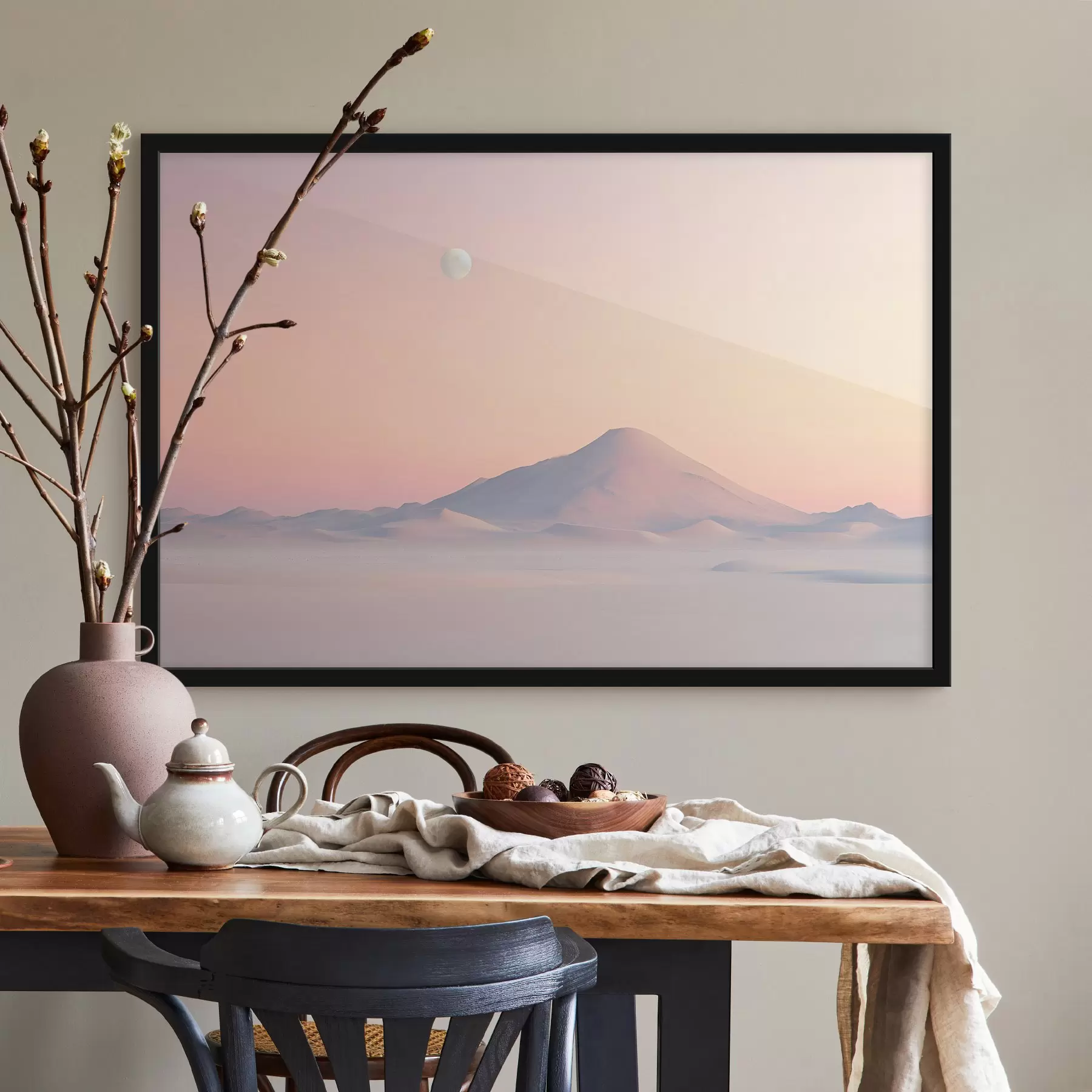 Tablouri Un munte mare cu o pantă blândă în culori pastelate moi, cu o lună palidă vizibilă pe cer f42718