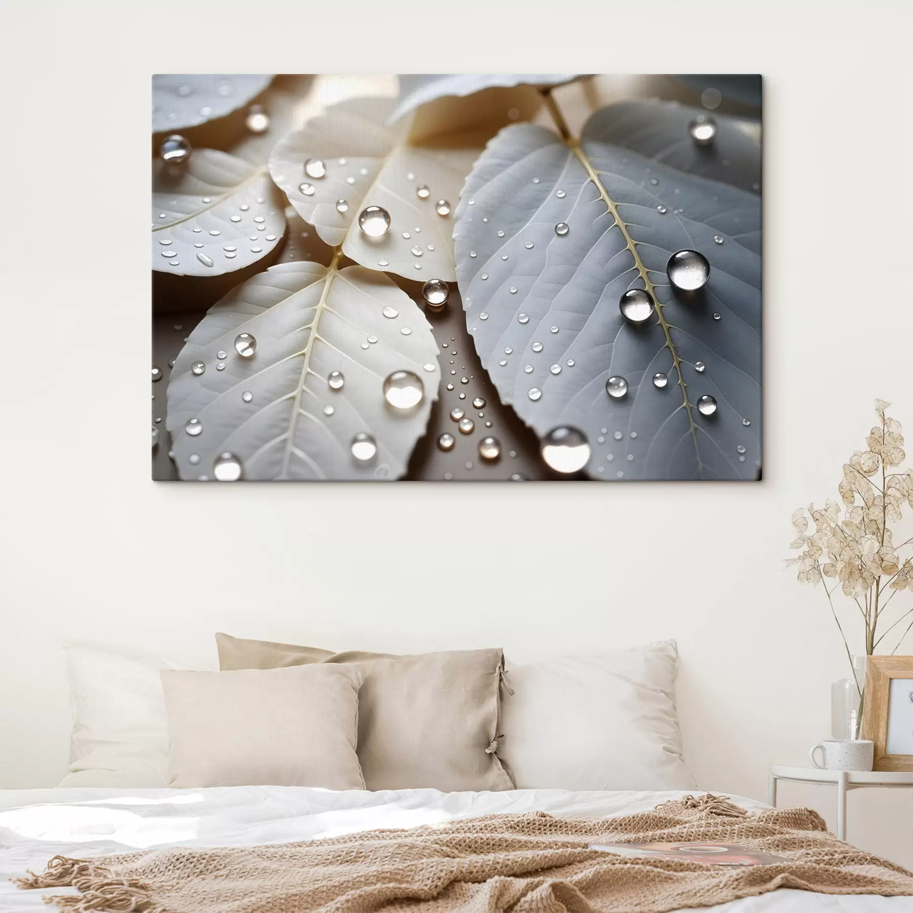 Tablouri Close-up de frunze albe acoperite cu picături de apă, o compoziție minimalistă, fundal neutru s43159