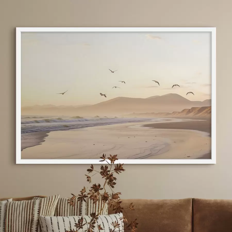 fototapet Păsări care zboară deasupra plajei cu ocean, munți în fundal, culori calde, paletă pastel moale f43162