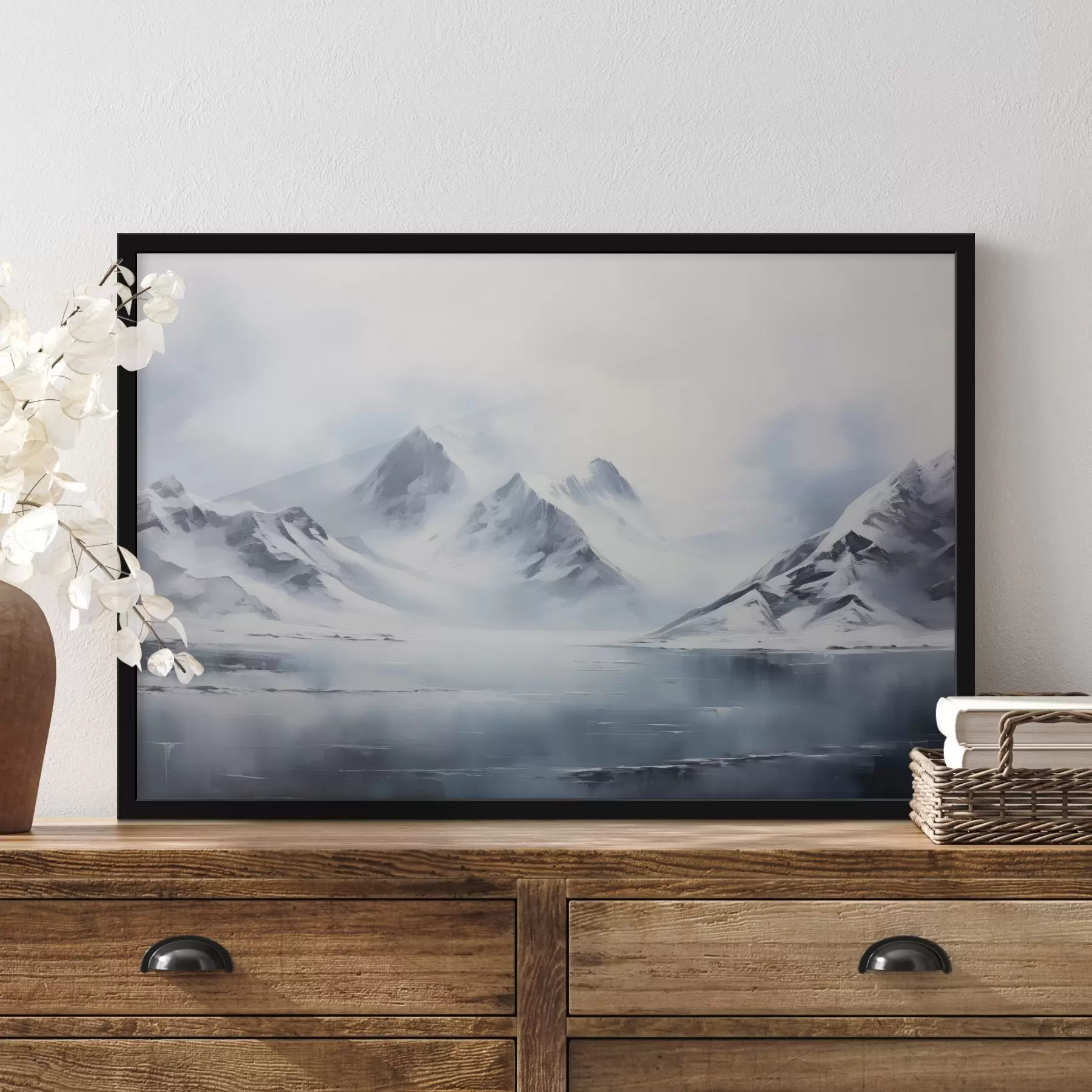 fototapet Peisaj de munți înzăpeziți cu un lac în prim-plan, vârfurile sunt acoperite cu zăpadă și cerul este înnorat f43174