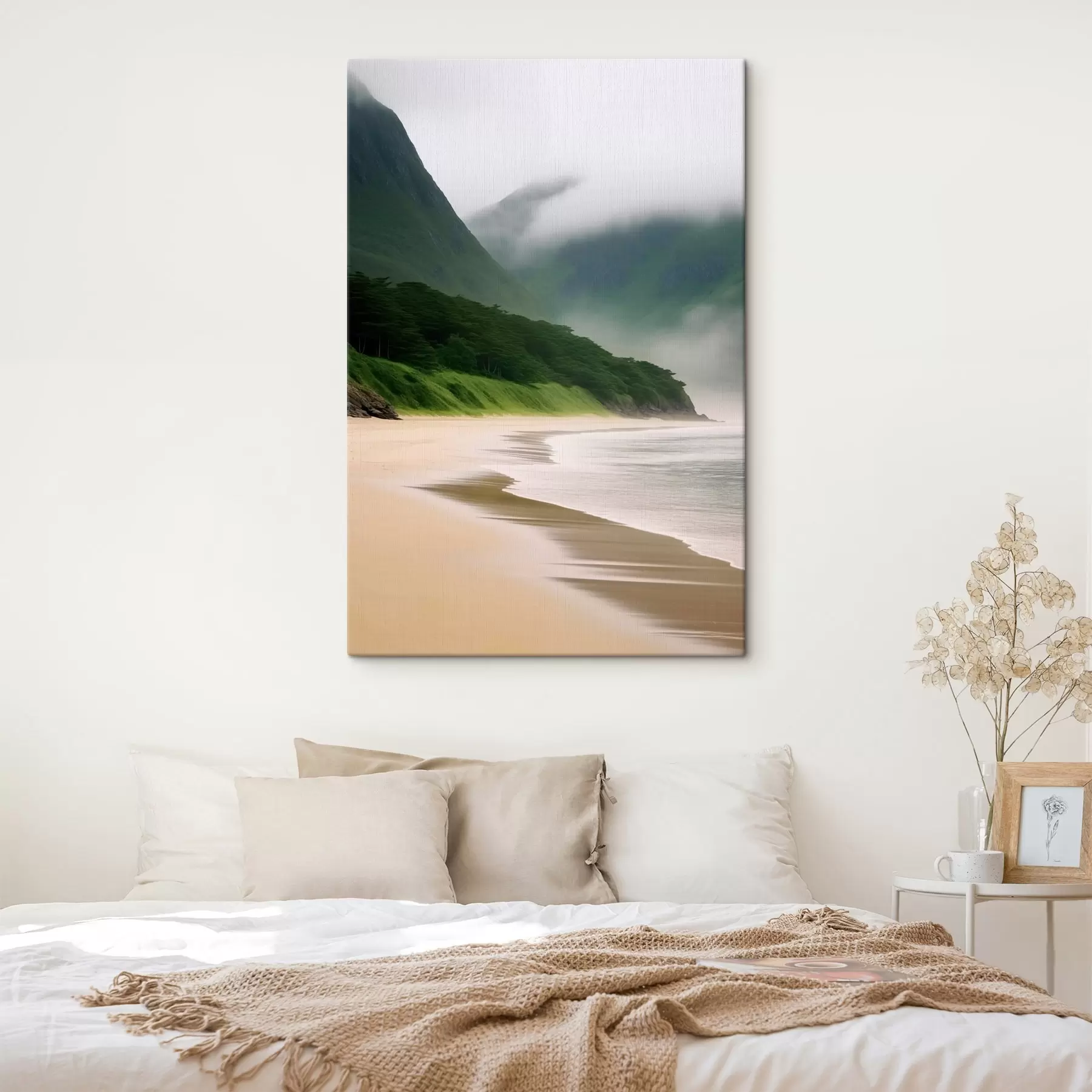 Tablouri Plajă cețoasă lângă pante verzi s43271