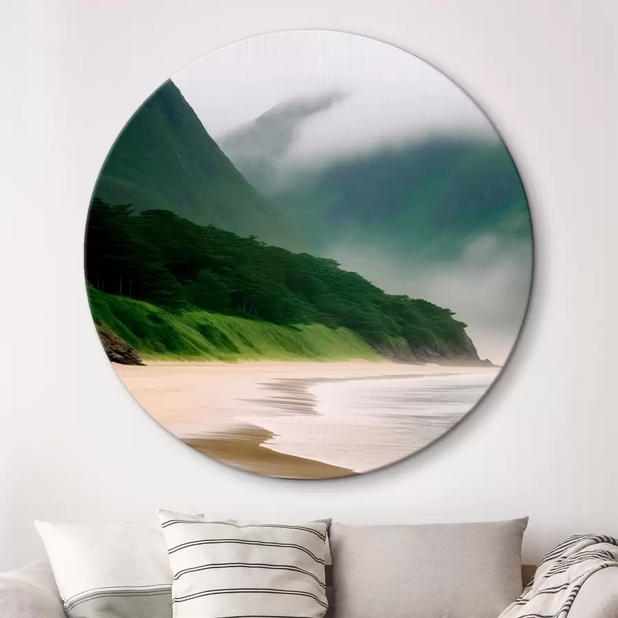 Tablouri Plajă cețoasă lângă pante verzi r43271