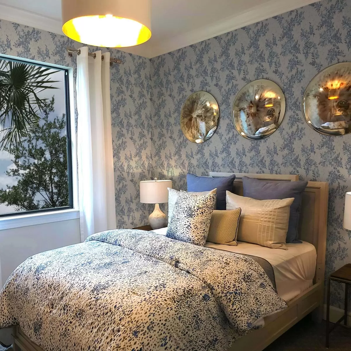 Wallpaper Flori delicate și frunze în culori albastru și albastru pe un fundal deschis a00027