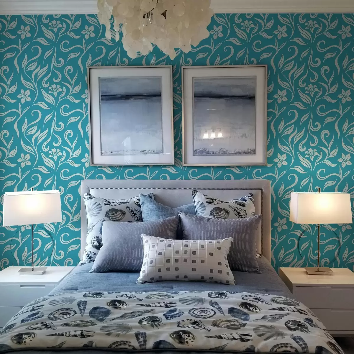 Wallpaper Flori albe și frunze cu zgârieturi pe fundal albastru a00038