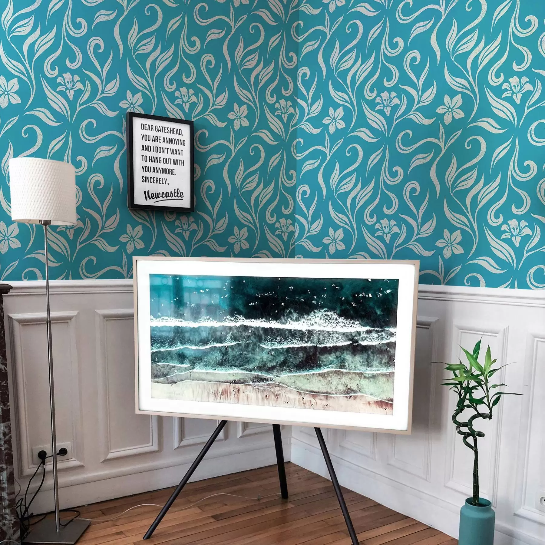 fototapet Flori albe și frunze cu zgârieturi pe fundal albastru a00038