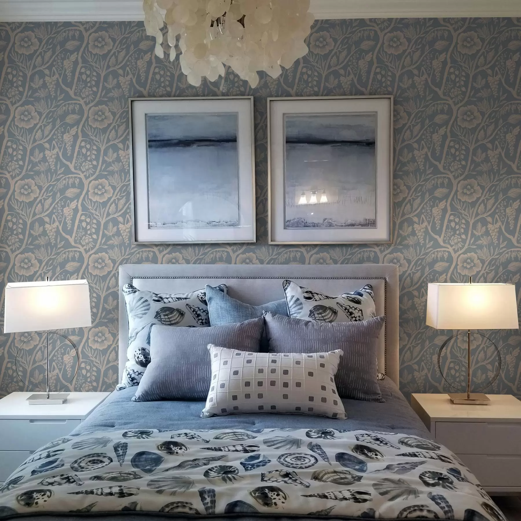 fototapet Flori albe, tulpini și struguri pe un fundal albastru a00044