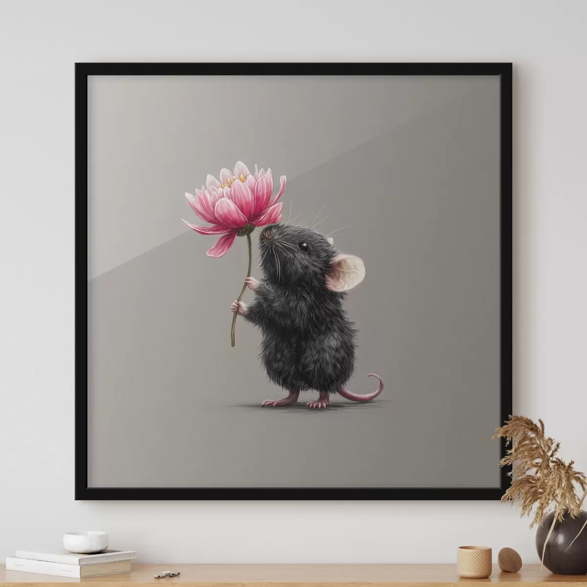 Poster Șoarece fermecător inhalând aroma unei bujori roz f44248