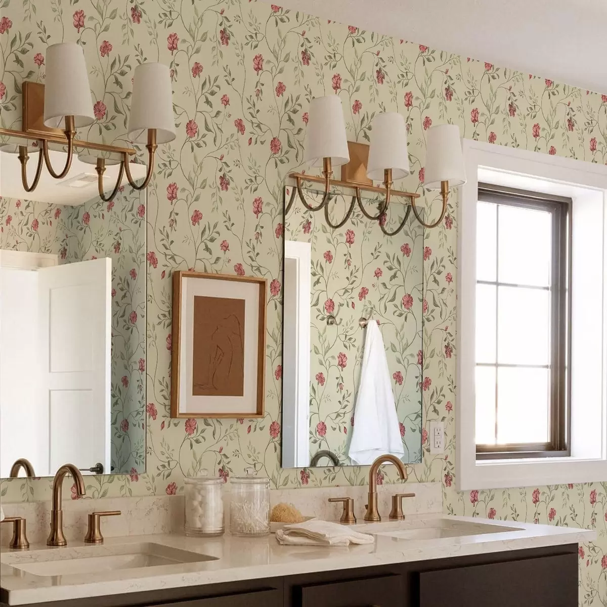 Wallpaper Flori și muguri roșii pe un fundal deschis a00114