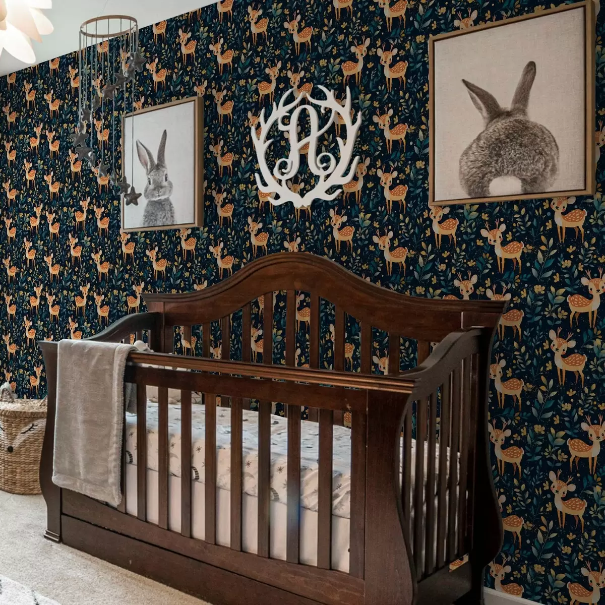 Wallpaper Fawn într-o pădure întunecată cu frunze galbene a00124