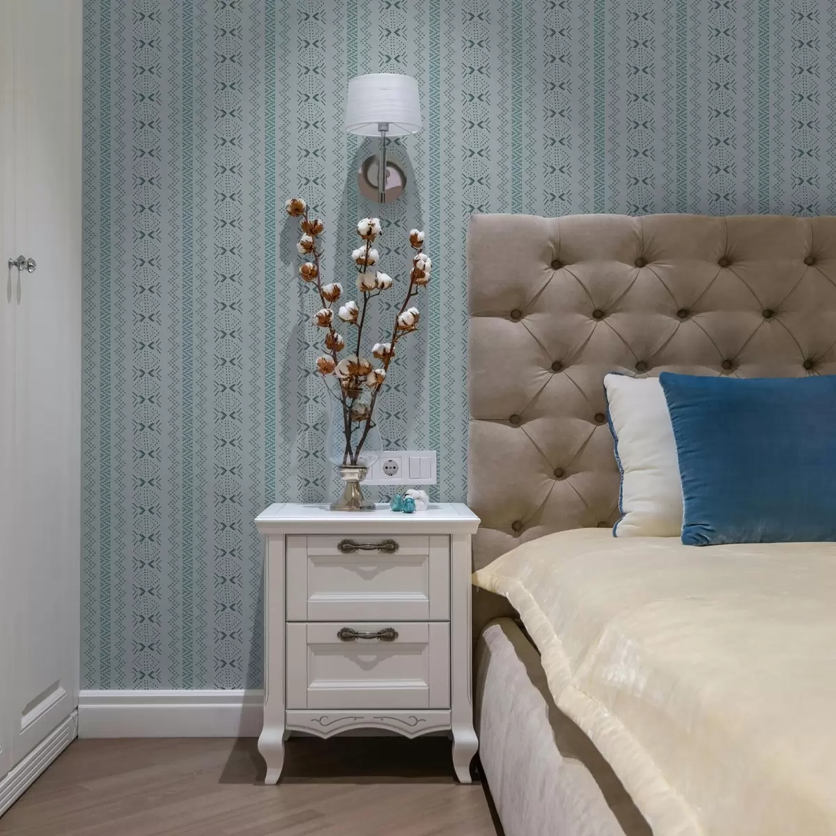 Wallpaper Geometrie cu broderie ucraineană pe un fundal albastru a00139