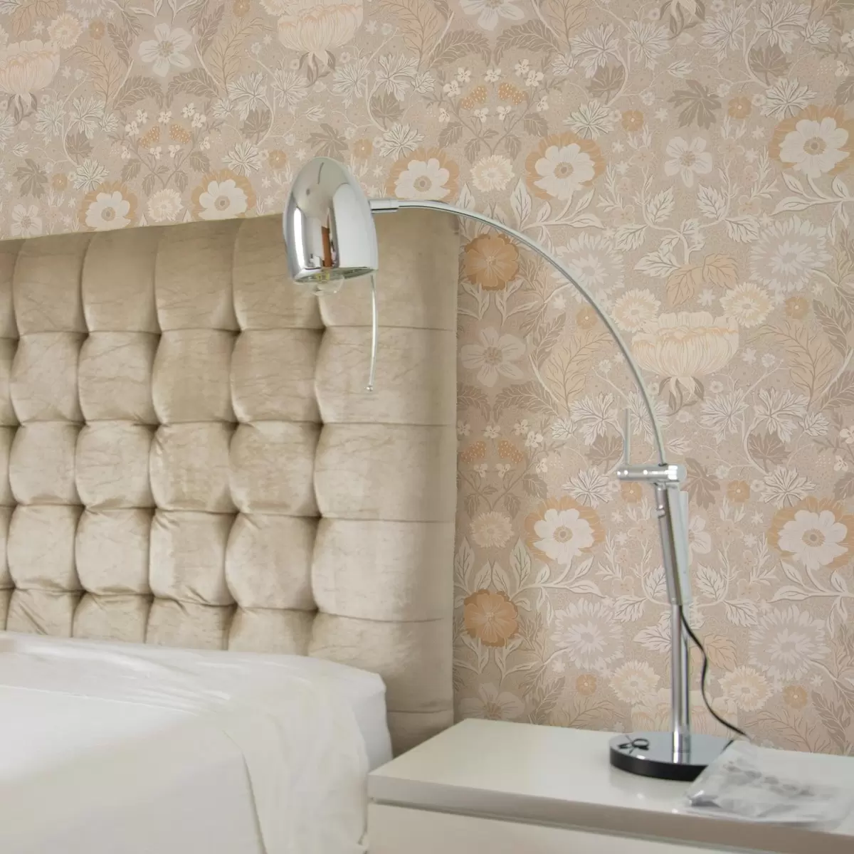 Wallpaper Imprimeu floral bej într-o paletă pastel a00145