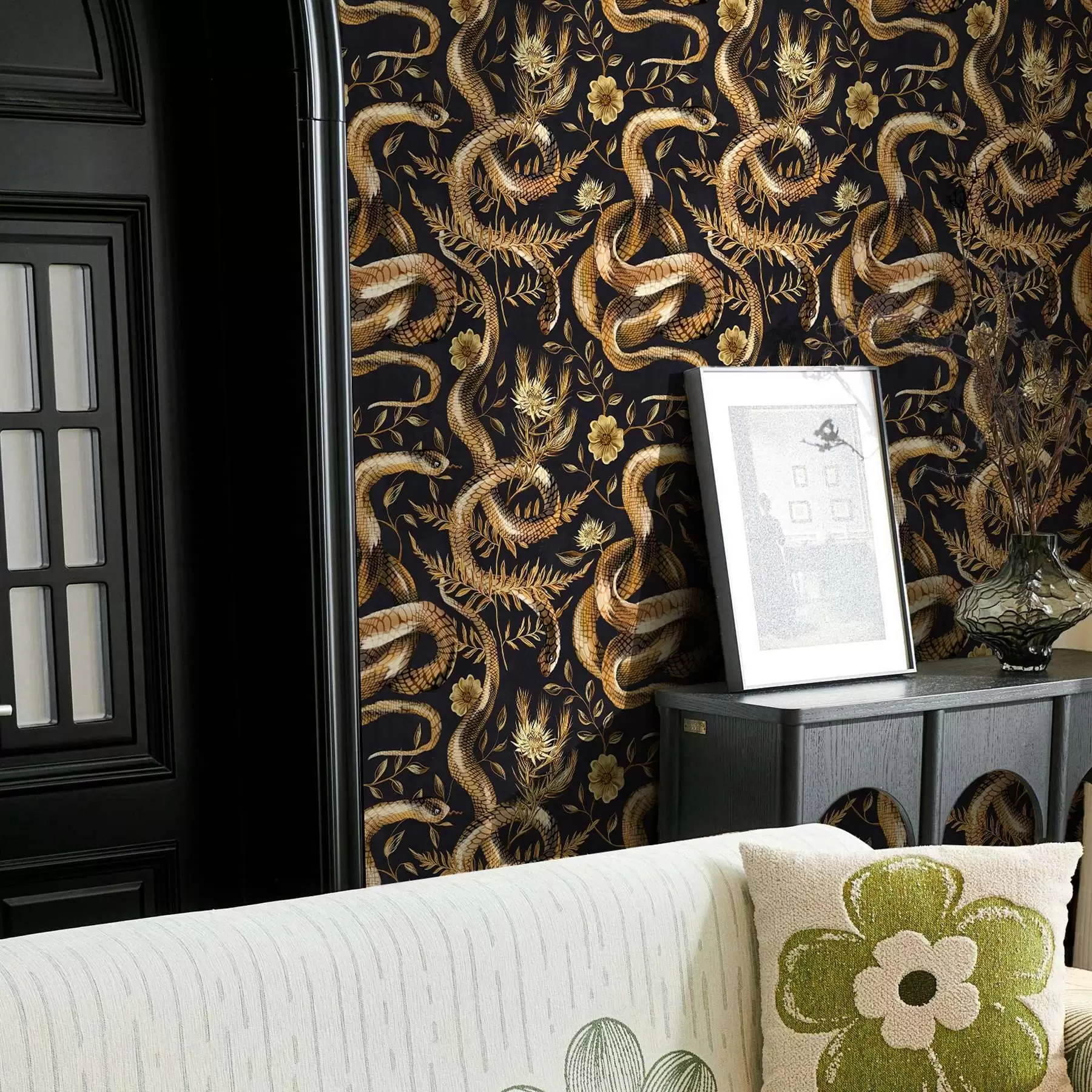 fototapet Șerpi și flori pe un fundal întunecat a00158