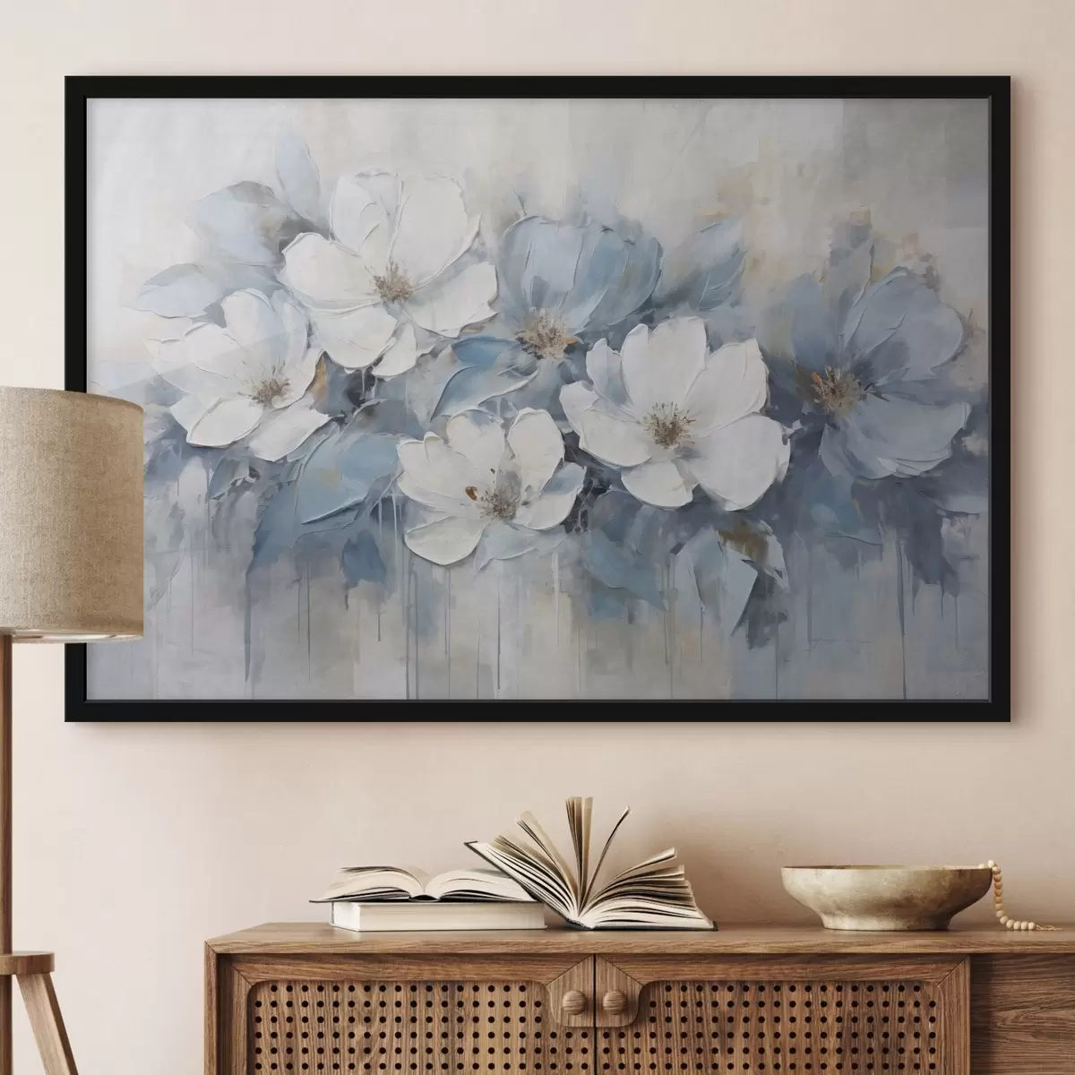 Poster Flori albe cu frunze albastre, pe un fundal bej deschis, cu tușe vizibile f44395