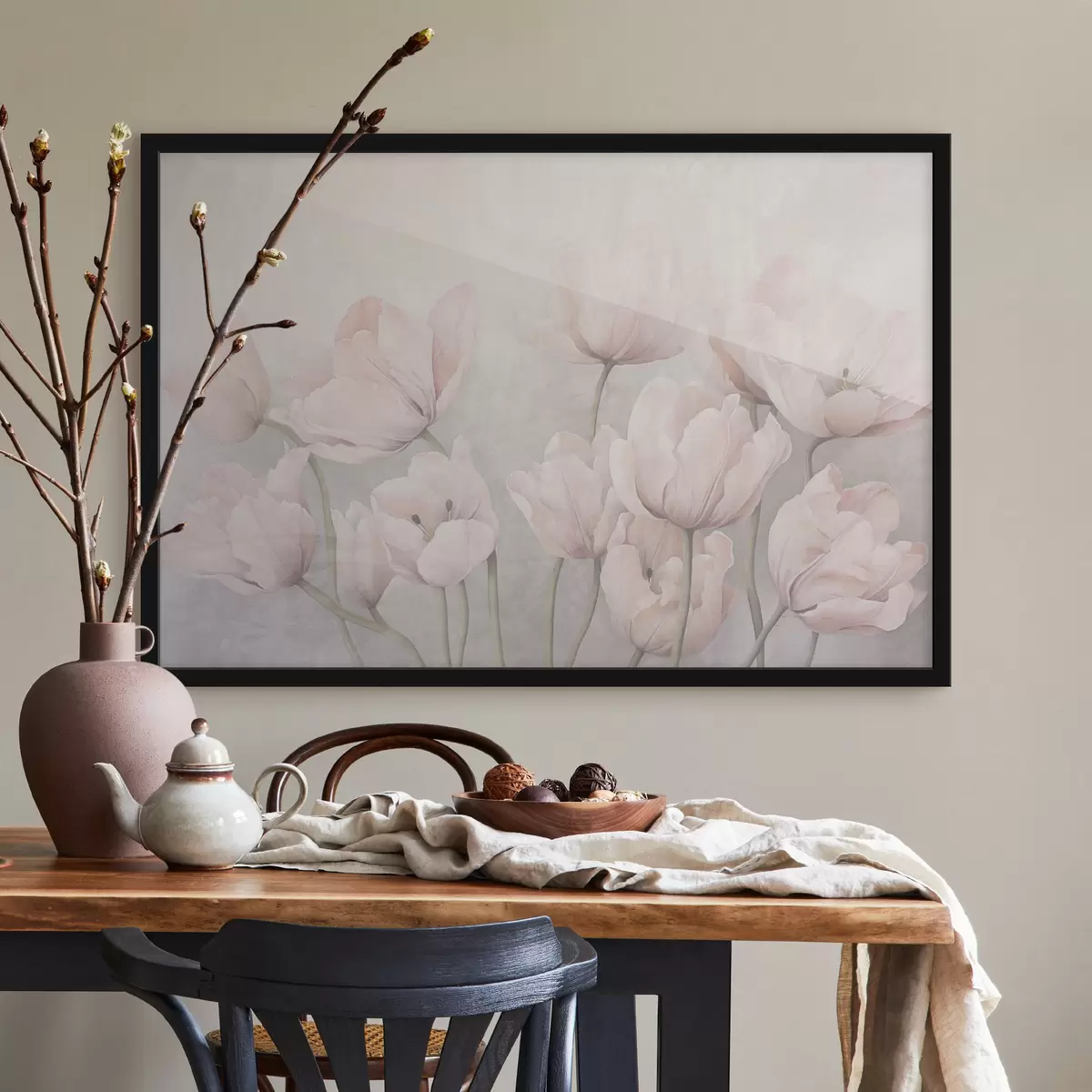 Poster Vintage texturat lalele roz cu tulpini lungi, culori moi mute, fundal gri deschis f44407