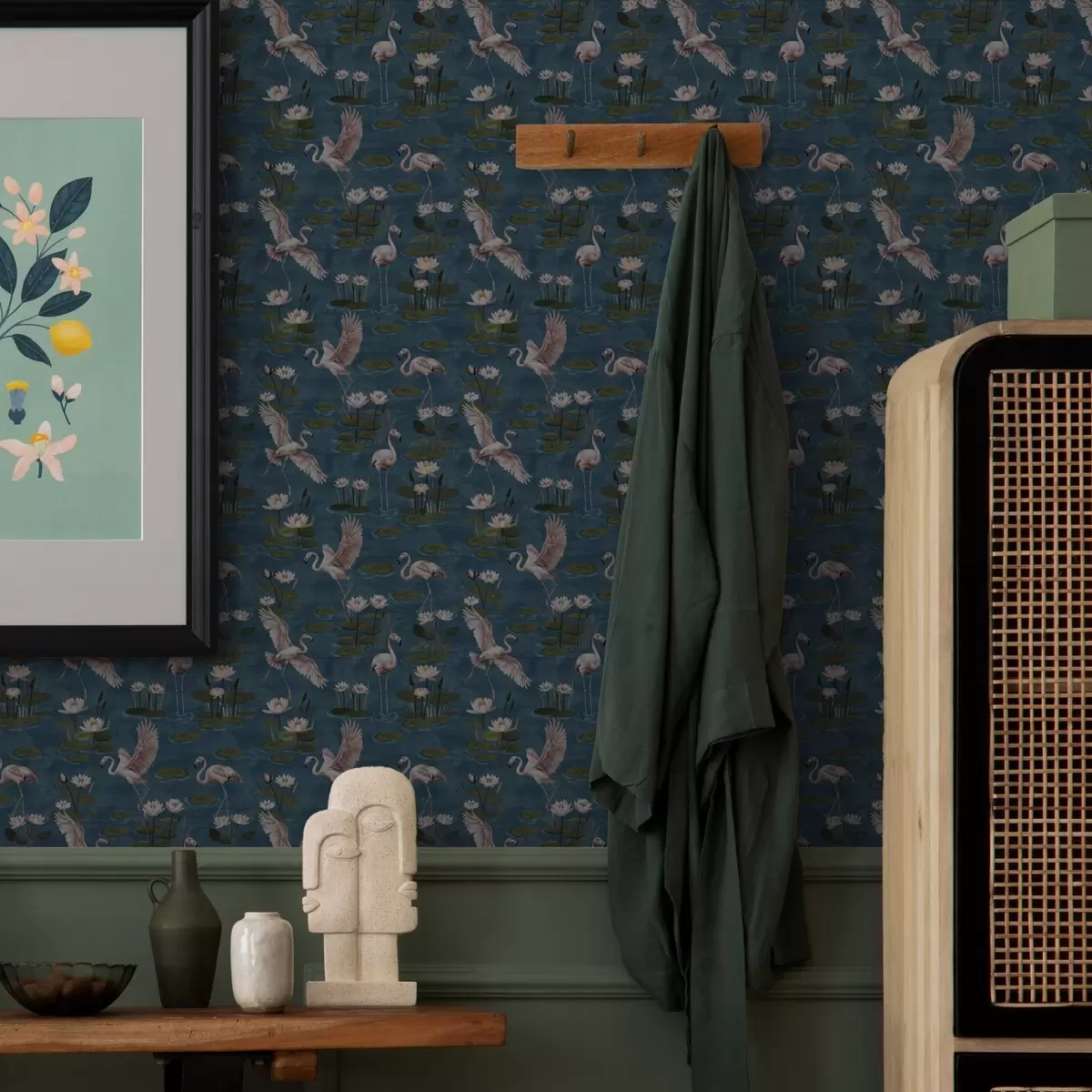 Wallpaper Flamingo printre nuferi, scenă tropicală pe fundal albastru marin a00237