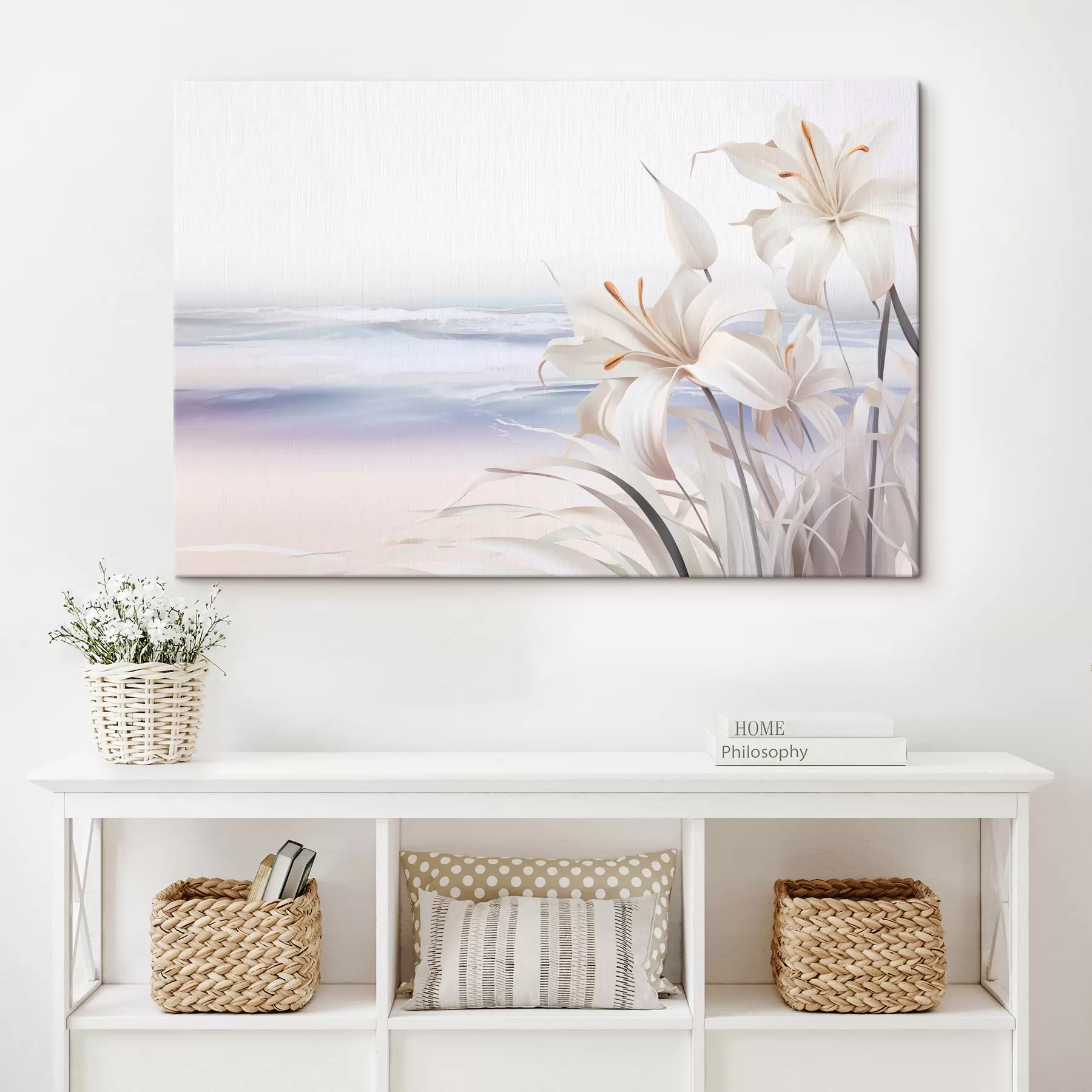 Tablouri Crini albi cu pistil portocaliu și frunze lungi pe o plajă cu valuri moi în fundal, culori pastelate s44850