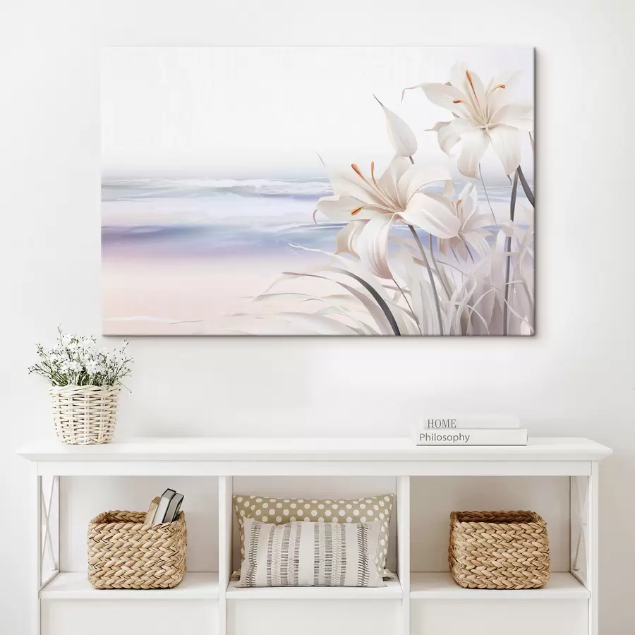 Tablouri Crini albi cu pistil portocaliu și frunze lungi pe o plajă cu valuri moi în fundal, culori pastelate s44850