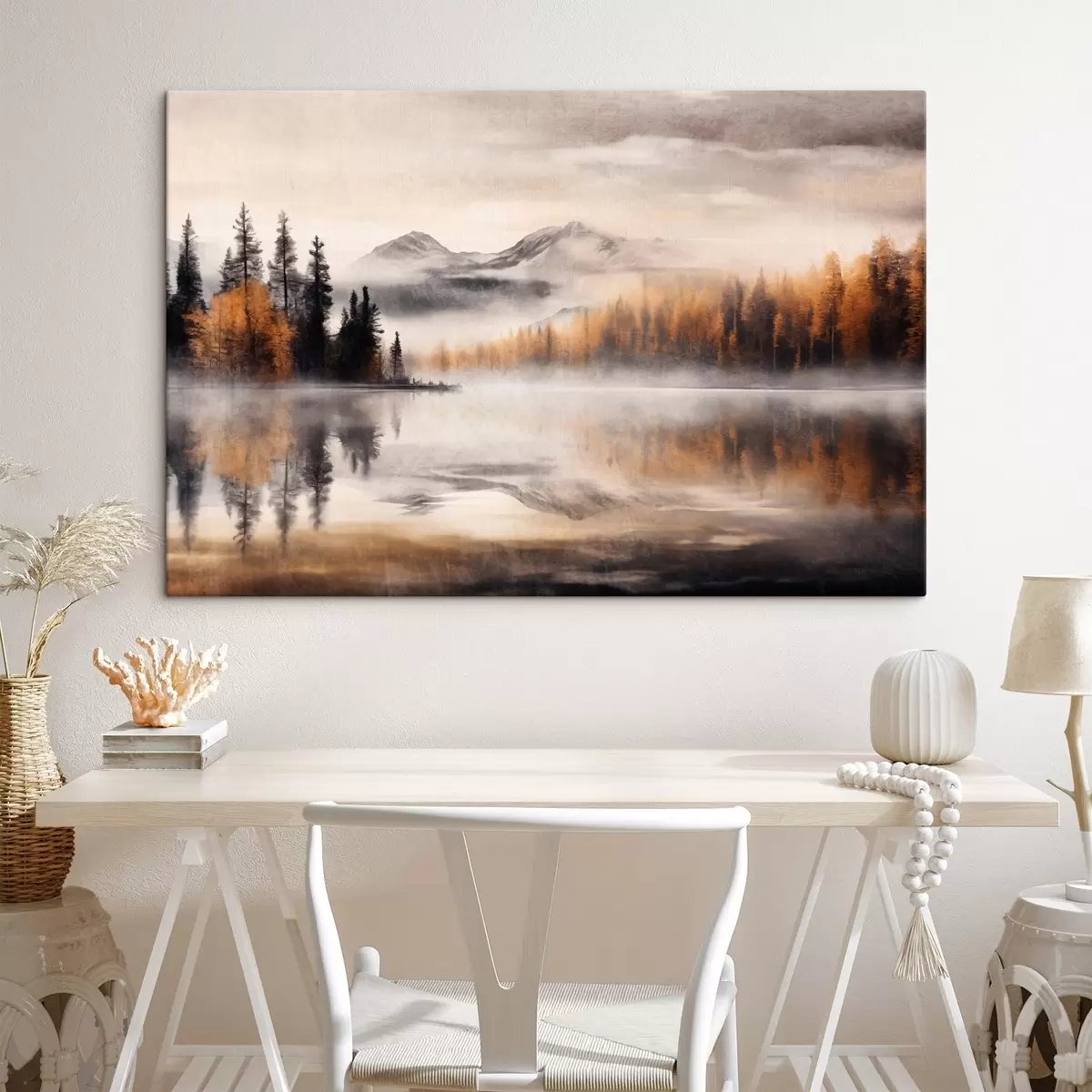 Tablouri Un peisaj de lac cețos texturat cu pini și munți, cer gri noros  s44856