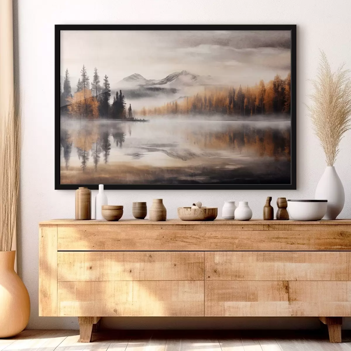 Poster Un peisaj de lac cețos texturat cu pini și munți, cer gri noros f44856