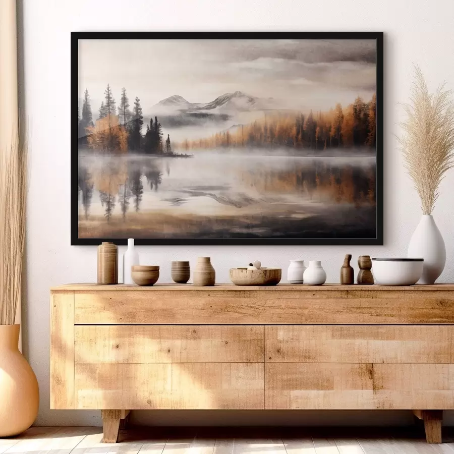 fototapet Un peisaj de lac cețos texturat cu pini și munți, cer gri noros f44856