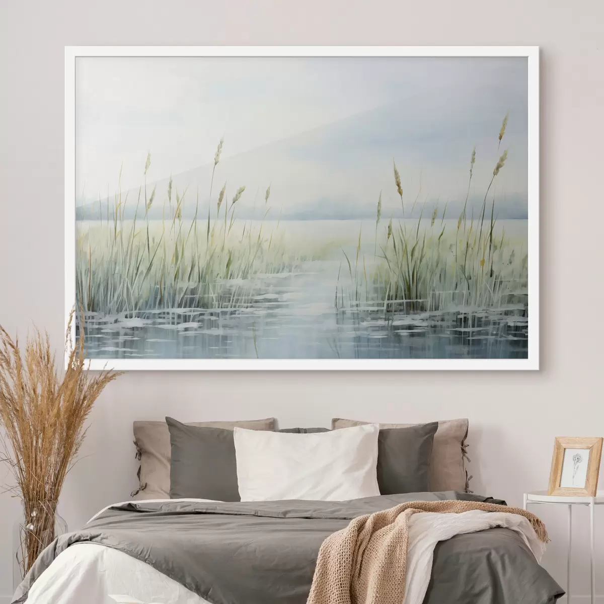 Poster O imitație de pictură acuarelă de iarbă înaltă în creștere lângă apă, cer acoperit de nori și fundal neclar f44860