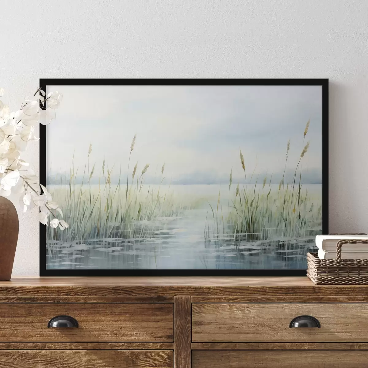 Poster O imitație de pictură acuarelă de iarbă înaltă în creștere lângă apă, cer acoperit de nori și fundal neclar f44860