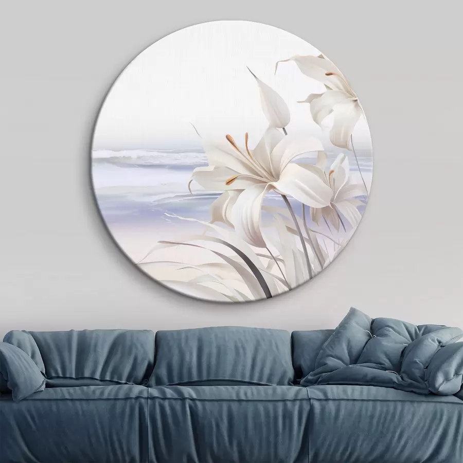 Tablouri Crini albi cu pistil portocaliu și frunze lungi pe o plajă cu valuri moi în fundal, culori pastelate r44850