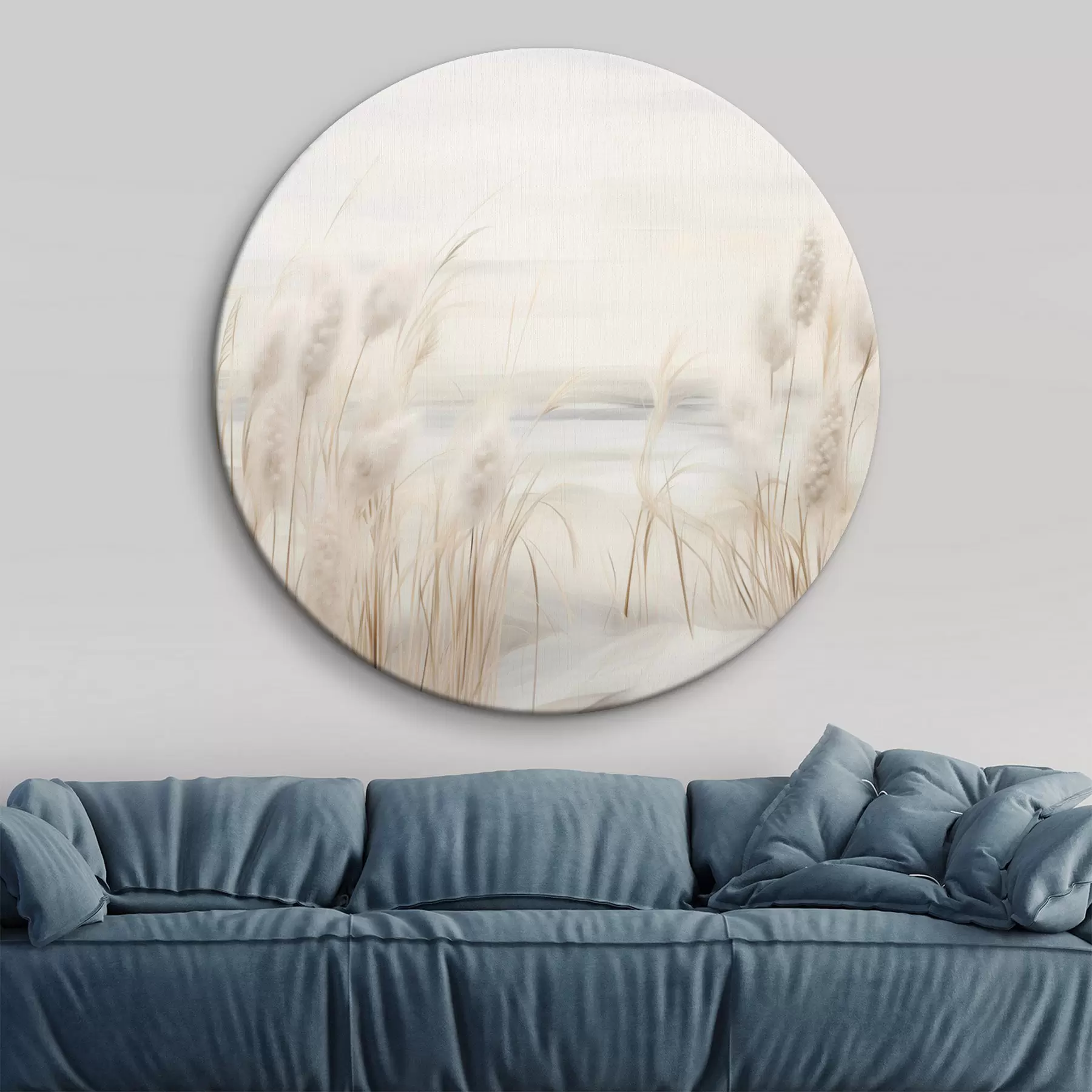 Tablouri Reed bej în prim-plan, cu capete de semințe, moale și delicat , un fundal neclar și un cer deschis r44851