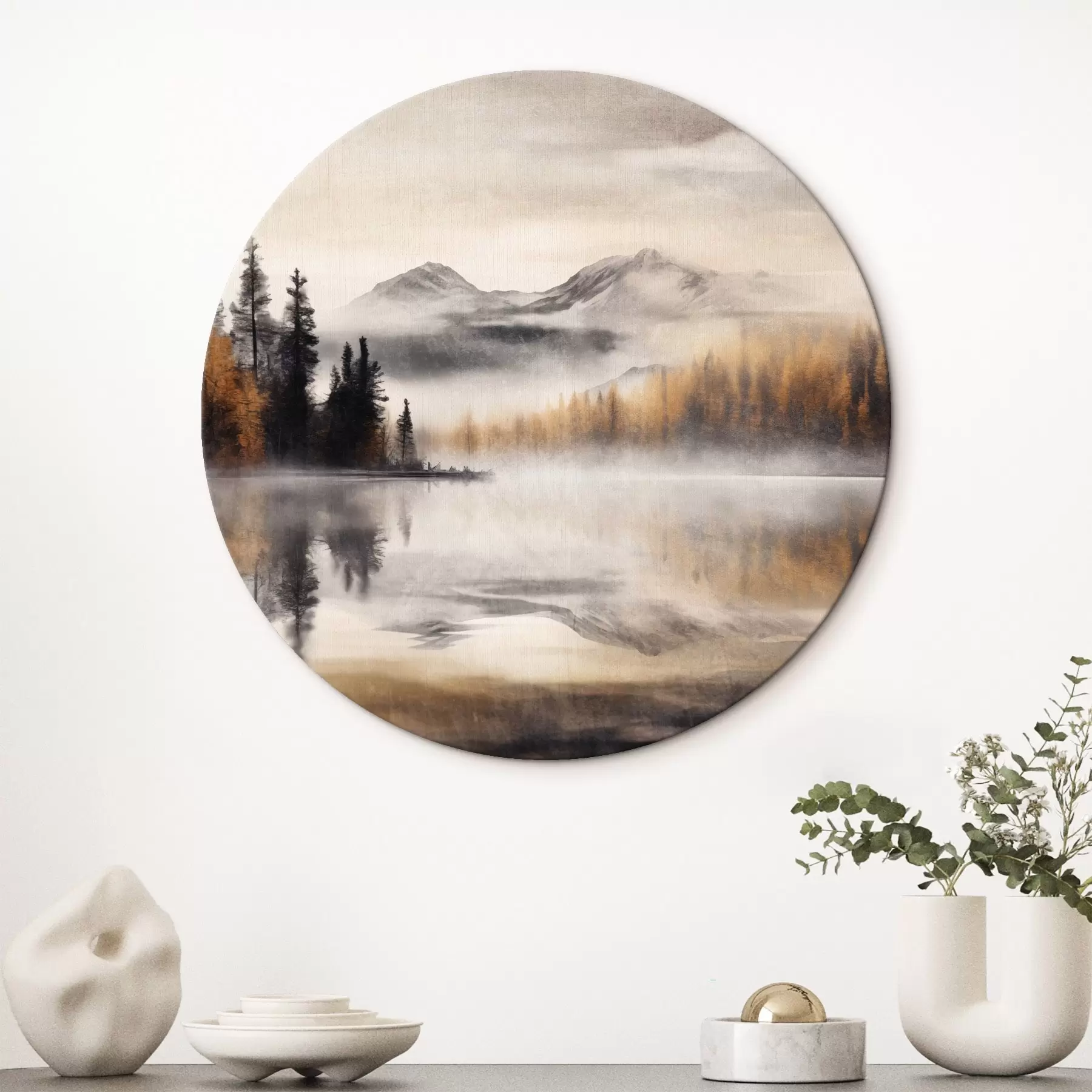 Tablouri Un peisaj de lac cețos texturat cu pini și munți, cer gri noros r44856