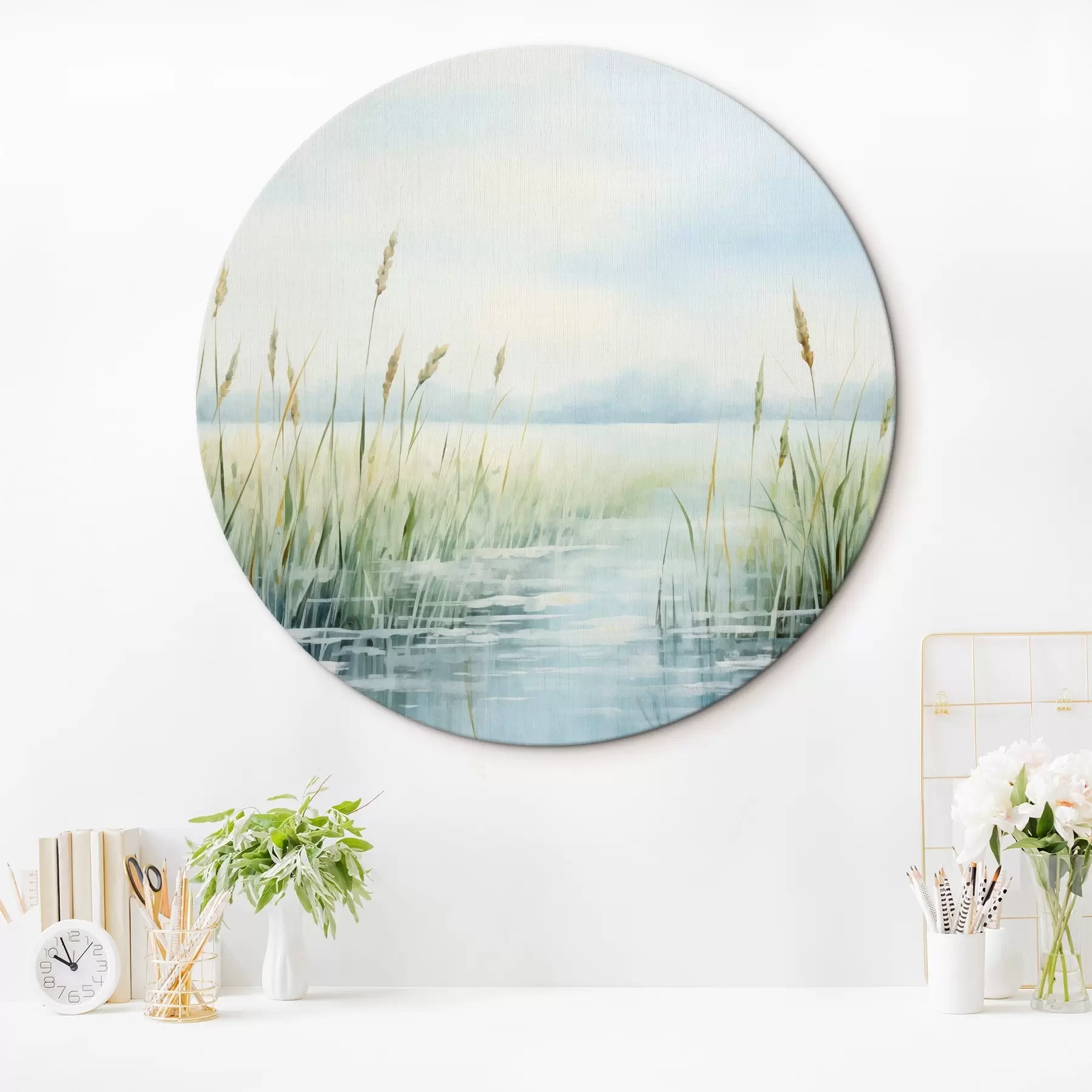 Tablouri O imitație de pictură acuarelă de iarbă înaltă în creștere lângă apă, cer acoperit de nori și fundal neclar r44860