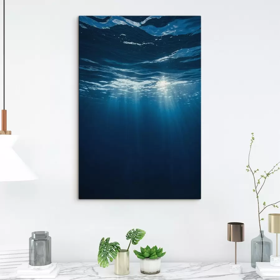 Tablouri Raze de lumină sub apă în adâncul oceanului albastru s44897