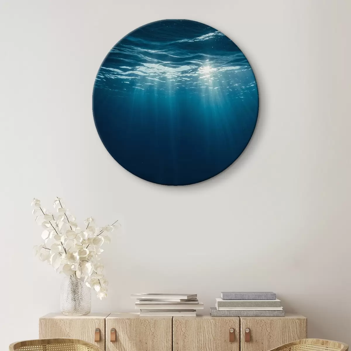 Picturi rotunde Raze de lumină sub apă în adâncul oceanului albastru r44897