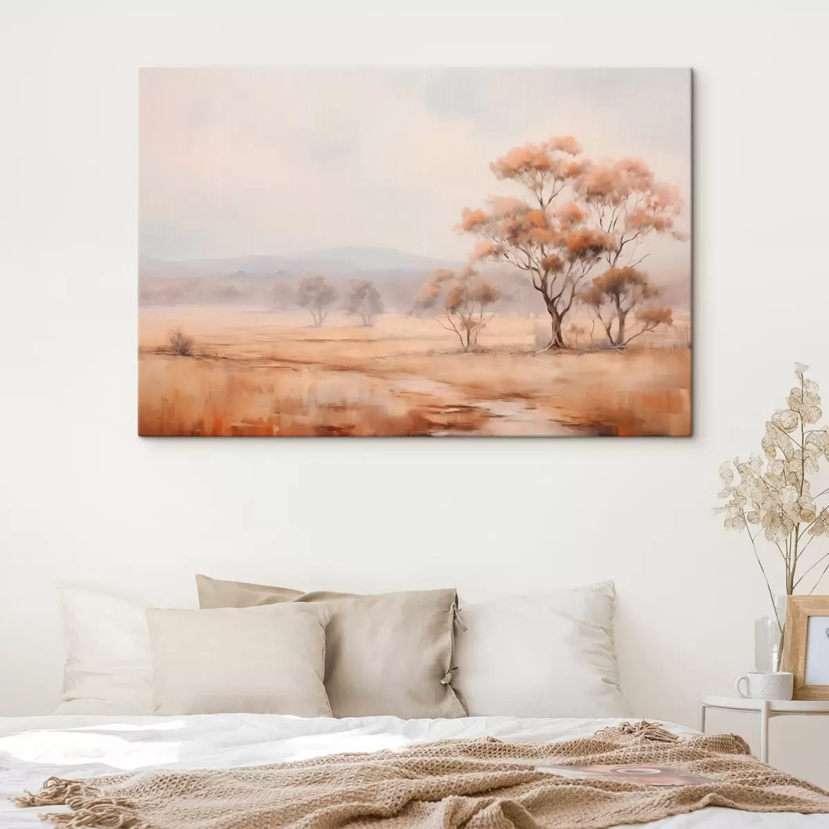 Tablouri Un câmp cu iarbă portocalie și câțiva copaci cu frunze portocalii, munți în fundal cu un cer noros s44927