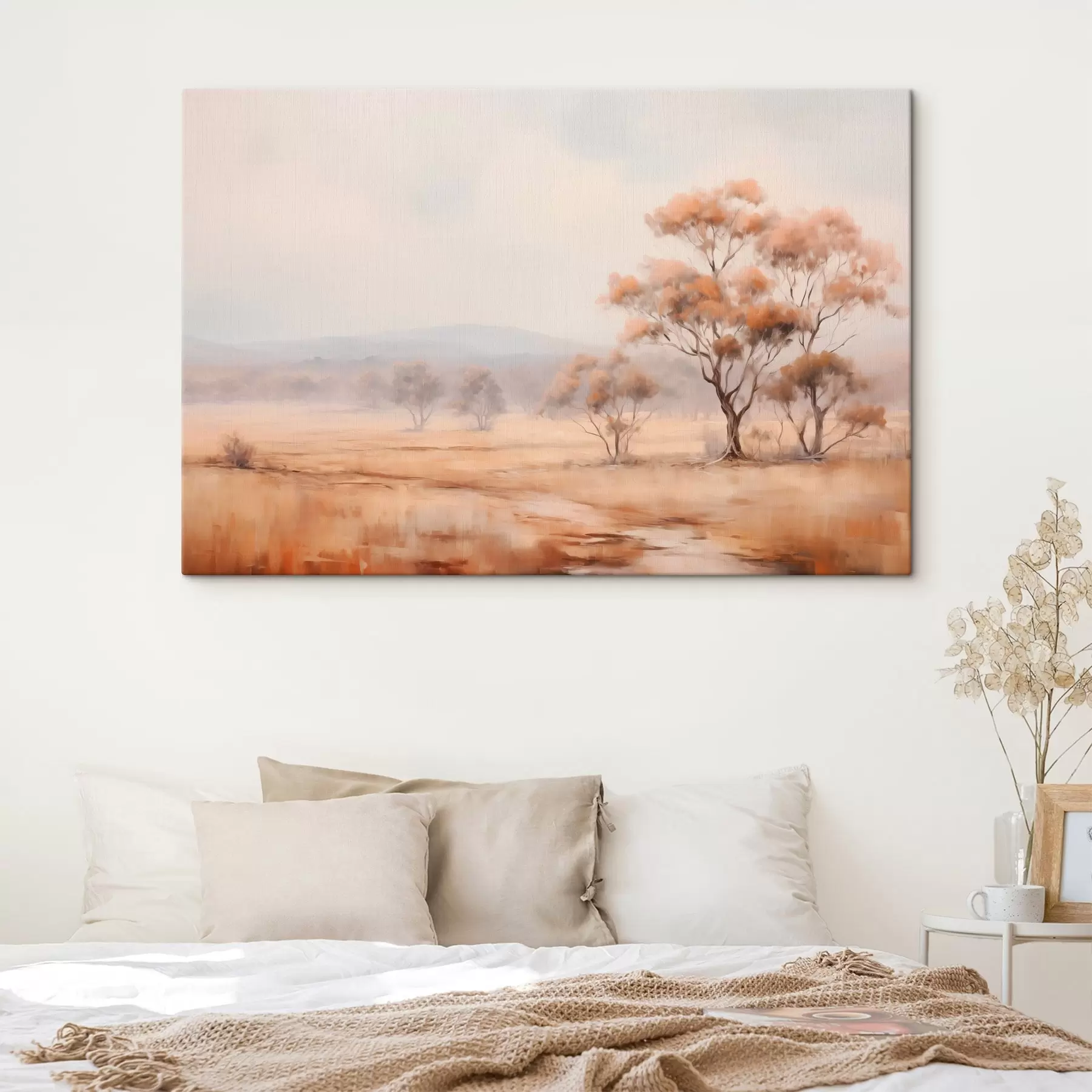 Tablouri Un câmp cu iarbă portocalie și câțiva copaci cu frunze portocalii, munți în fundal cu un cer noros s44927