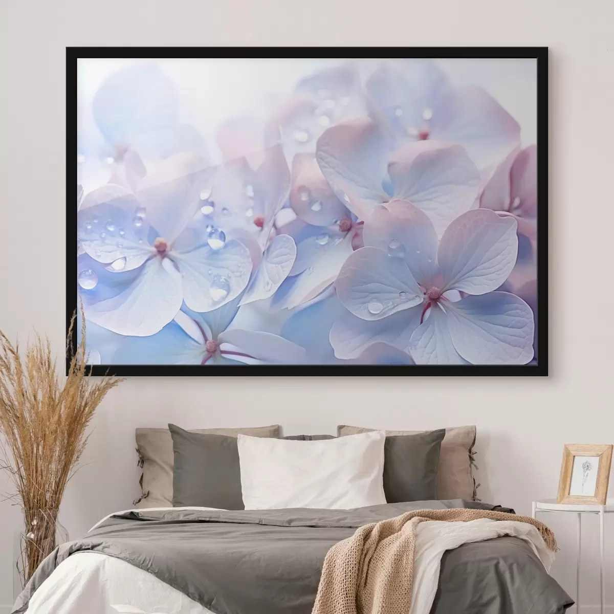 Poster Flori de hortensie cu picături de apă pe petale delicate, culori pastelate moi, nuanțe de albastru deschis și roz f44929