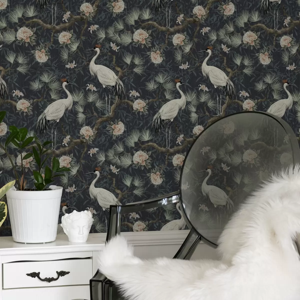 Wallpaper Cranes printre pini și bujori pe un fundal întunecat a00241