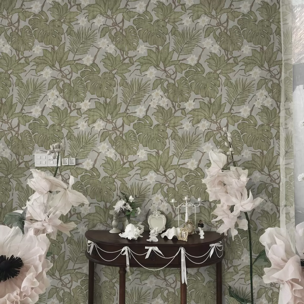 Wallpaper Tropical monstera frunze și flori pe un fundal gri a00249